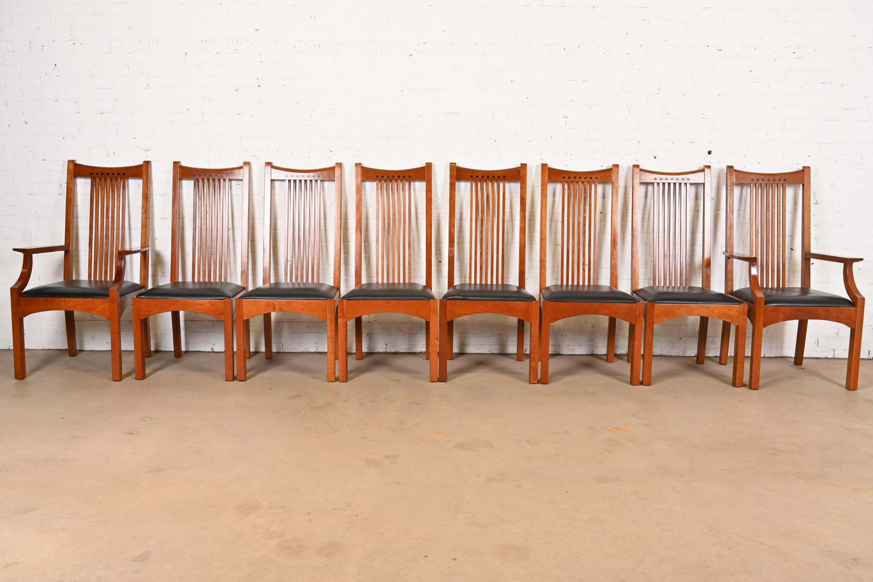 Américain Stickley Mission Arts & Crafts ensemble de huit chaises de salle à manger en cerisier et fuseau en vente