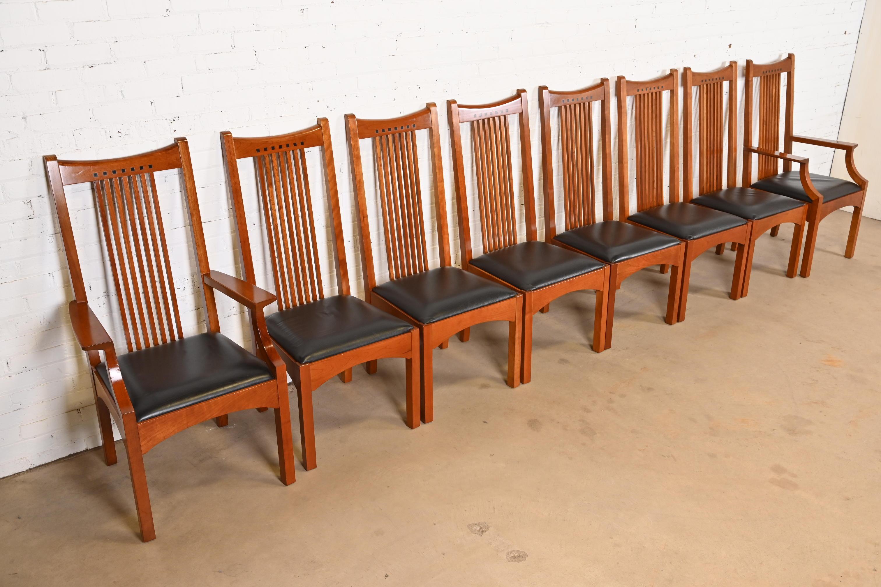 Stickley Mission Arts & Crafts ensemble de huit chaises de salle à manger en cerisier et fuseau Bon état - En vente à South Bend, IN