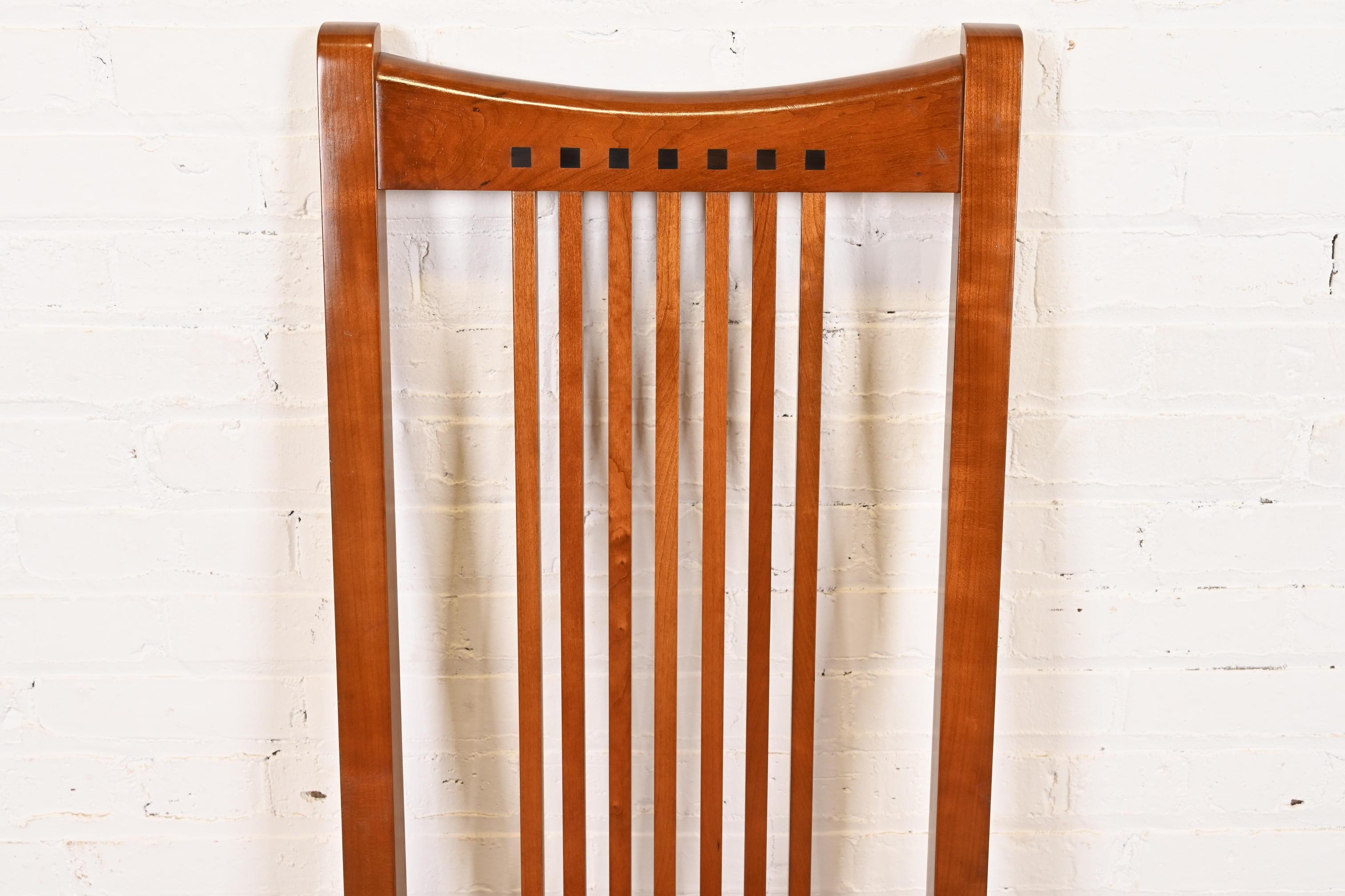 20ième siècle Stickley Mission Arts & Crafts ensemble de huit chaises de salle à manger en cerisier et fuseau en vente