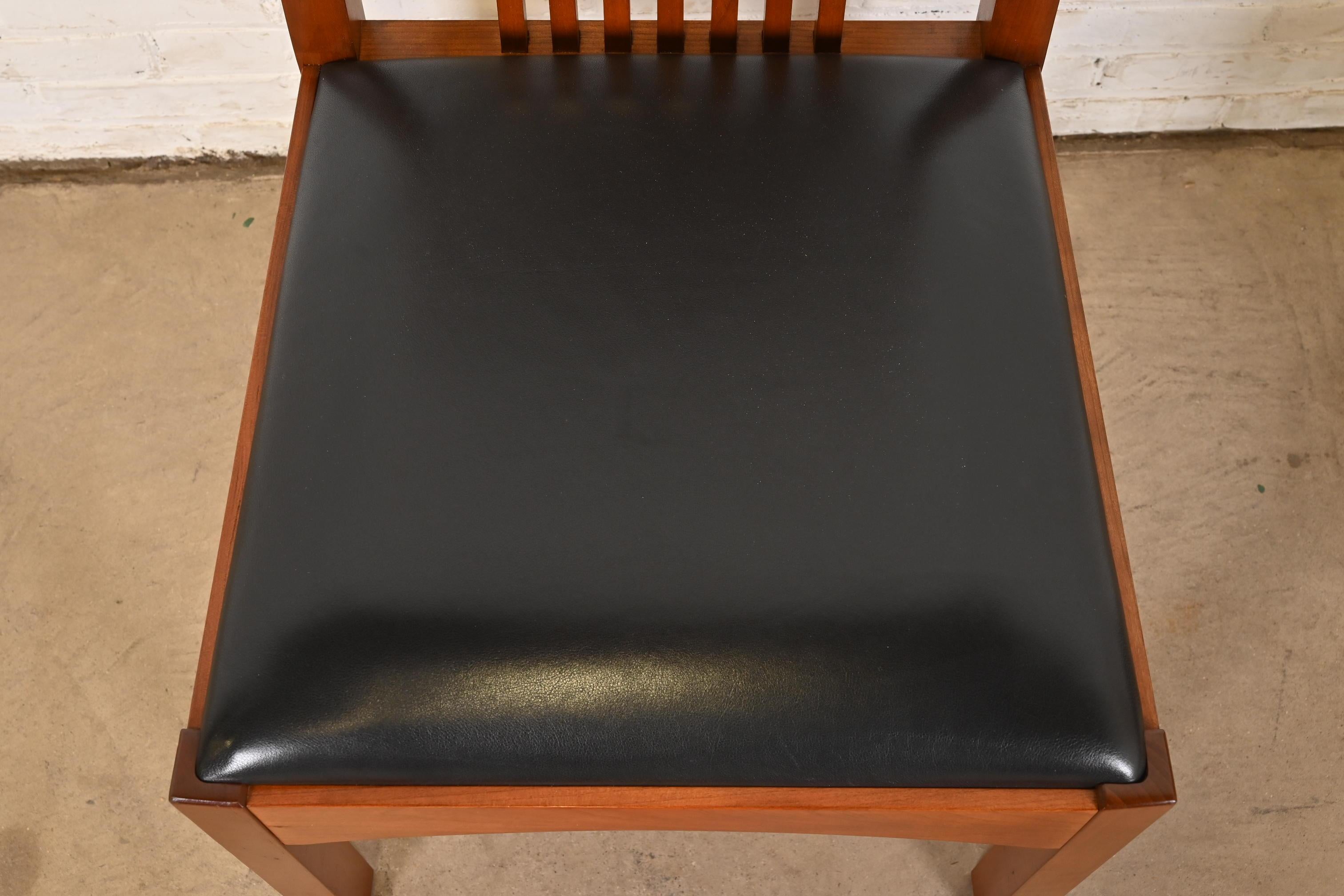 Cuir Stickley Mission Arts & Crafts ensemble de huit chaises de salle à manger en cerisier et fuseau en vente