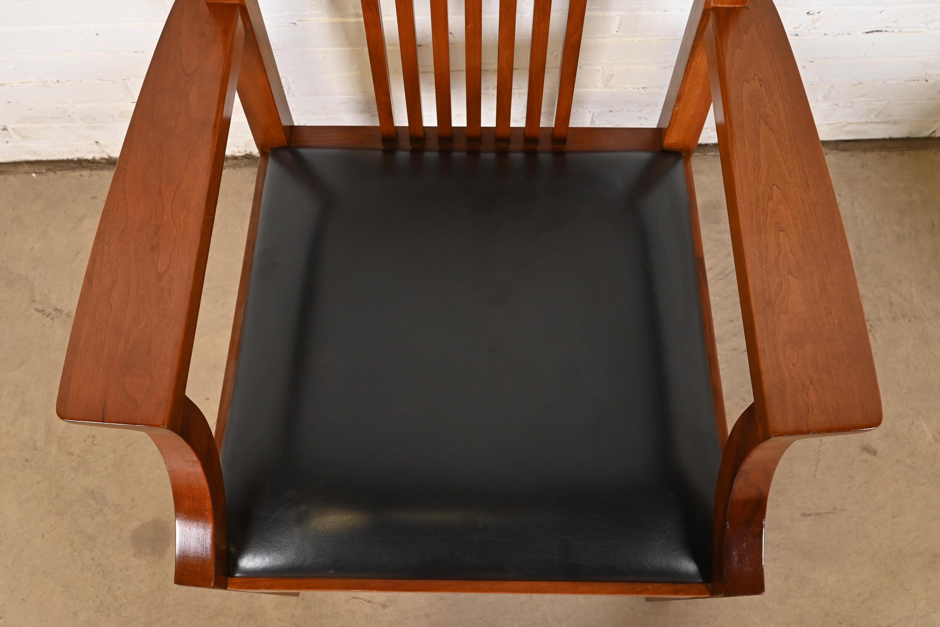 Stickley Mission Arts & Crafts ensemble de huit chaises de salle à manger en cerisier et fuseau en vente 1