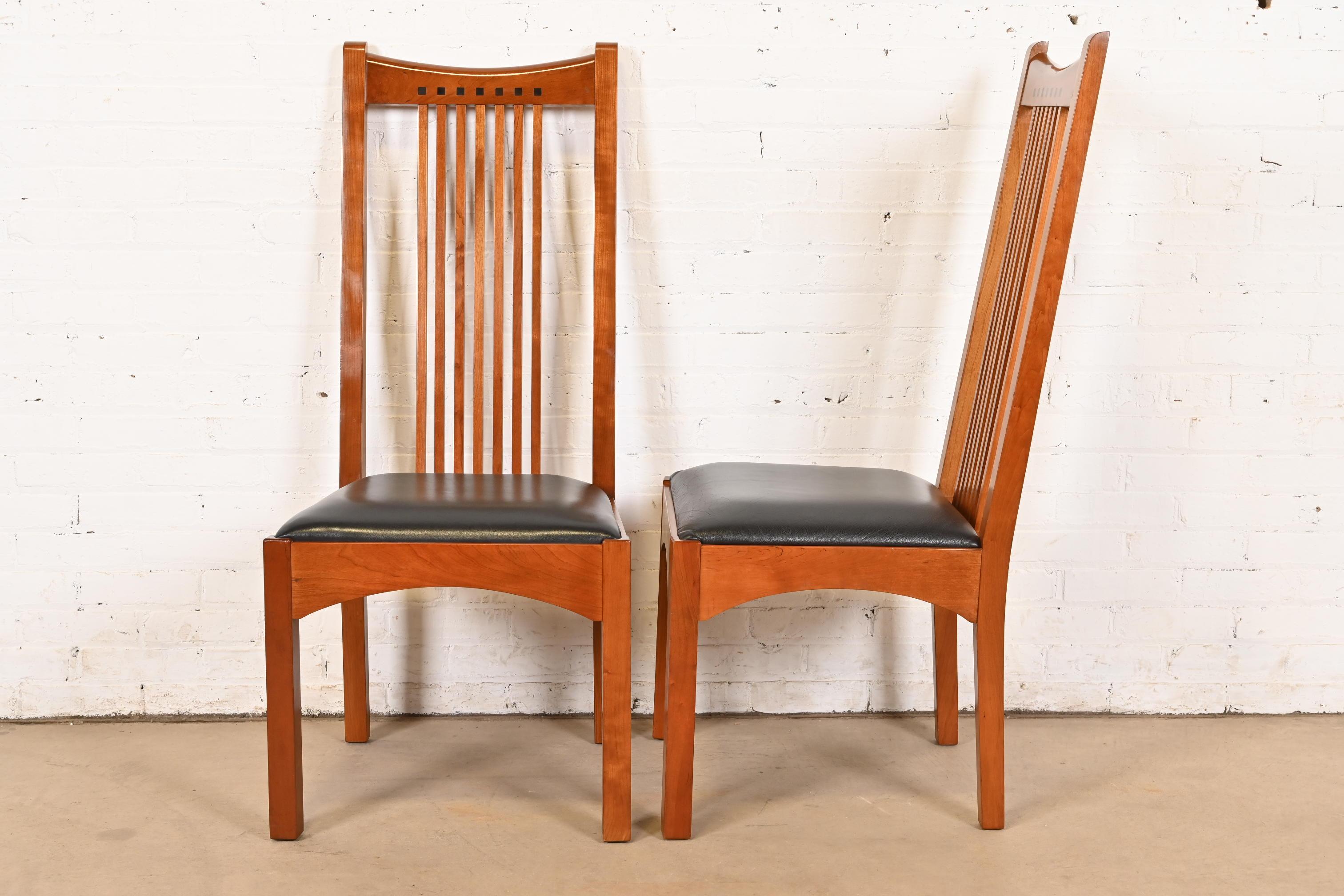 Stickley Mission Arts & Crafts ensemble de huit chaises de salle à manger en cerisier et fuseau en vente 2