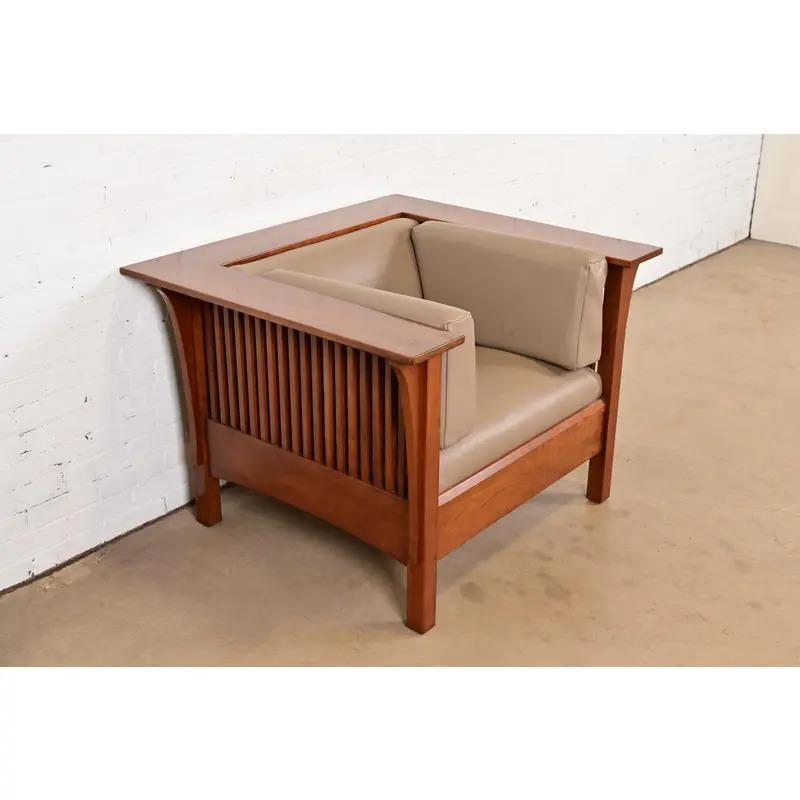 Un exceptionnel fauteuil club ou chaise longue à fuseaux de style Mission ou Arts & Crafts

Par L. & J.G. Stickley

ÉTATS-UNIS, 1995

Structure en bois de cerisier massif, avec coussins en cuir fauve. 

Dimensions : 42,25 