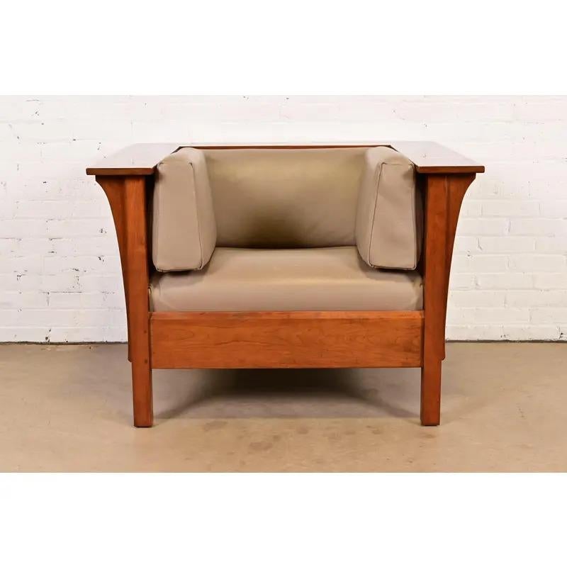 Américain Chaise longue à fuseau en bois de cerisier Stickley Mission Arts & Crafts en vente
