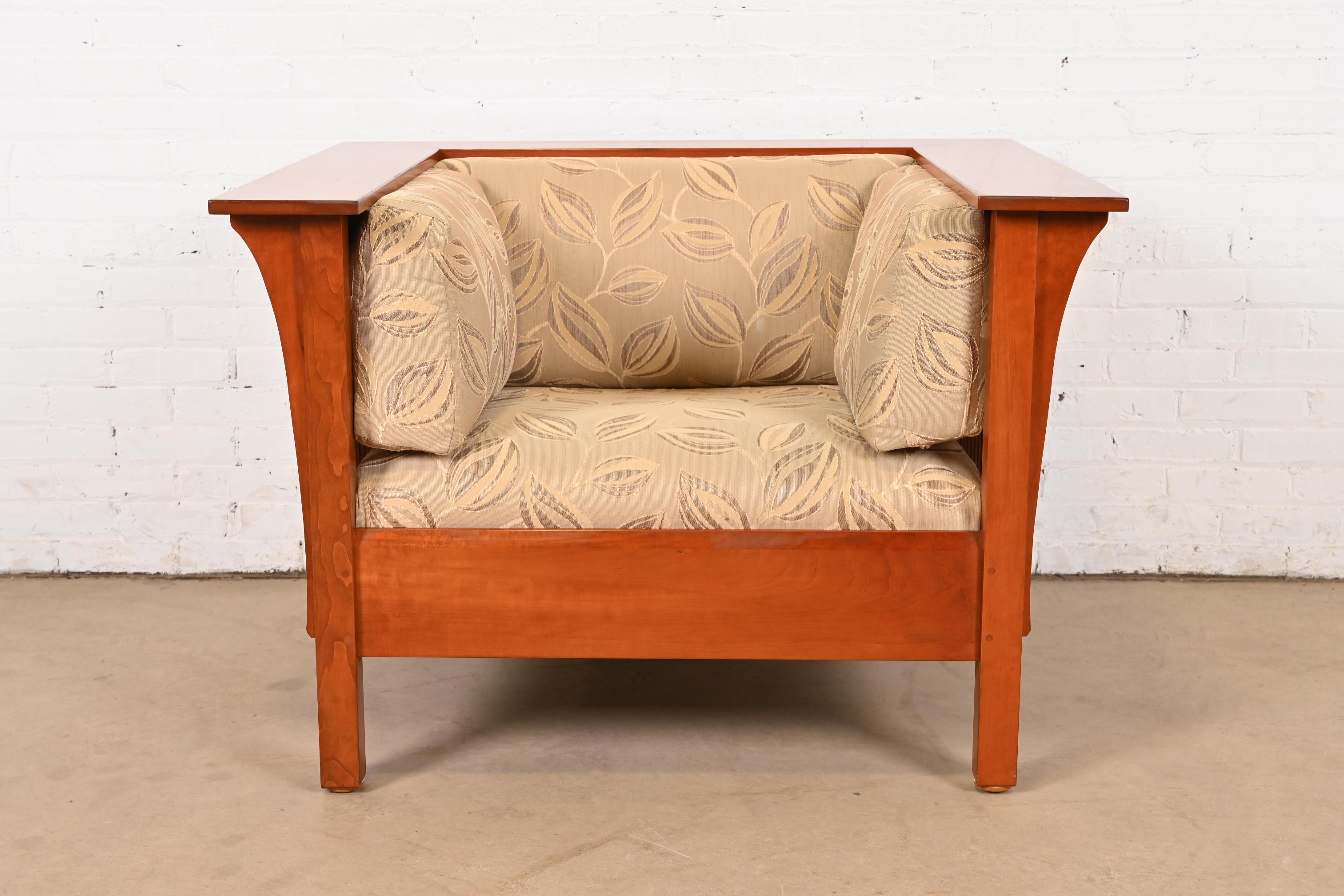 Stickley Mission Arts & Crafts Cherry Wood Spindle Lounge Chair In Good Condition For Sale In South Bend, IN
