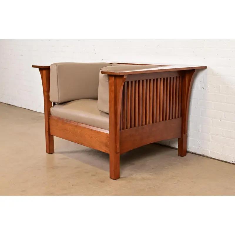 20ième siècle Chaise longue à fuseau en bois de cerisier Stickley Mission Arts & Crafts en vente