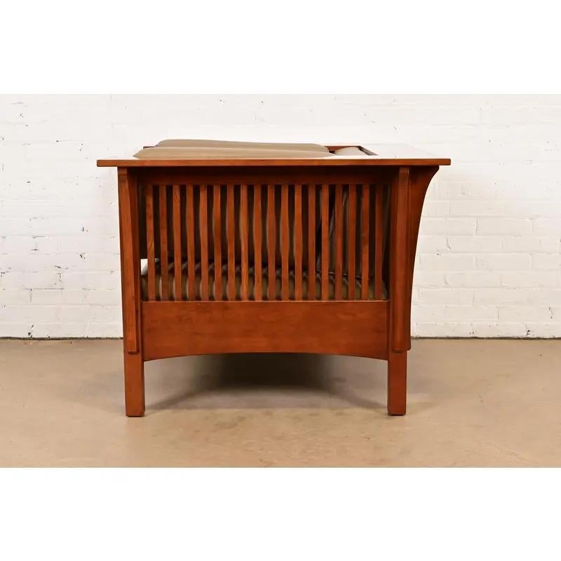 Chaise longue à fuseau en bois de cerisier Stickley Mission Arts & Crafts en vente 3