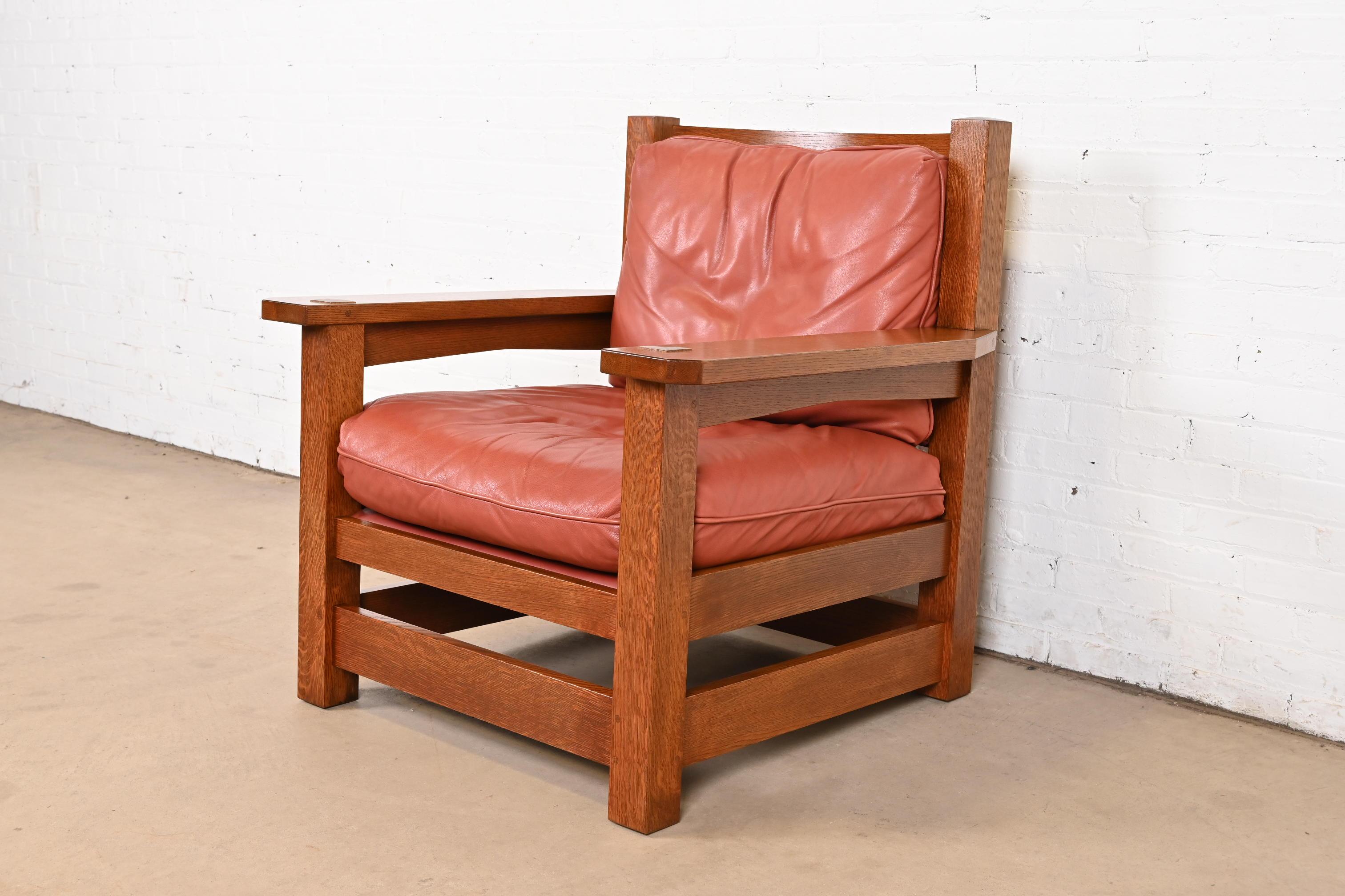 An exceptional Mission or Arts & Crafts style lounge chair

By L. & J.G. Stickley

USA, Early 21st Century

Solid quarter sawn oak, with leather upholstered seat and back cushions.

Measures: 36