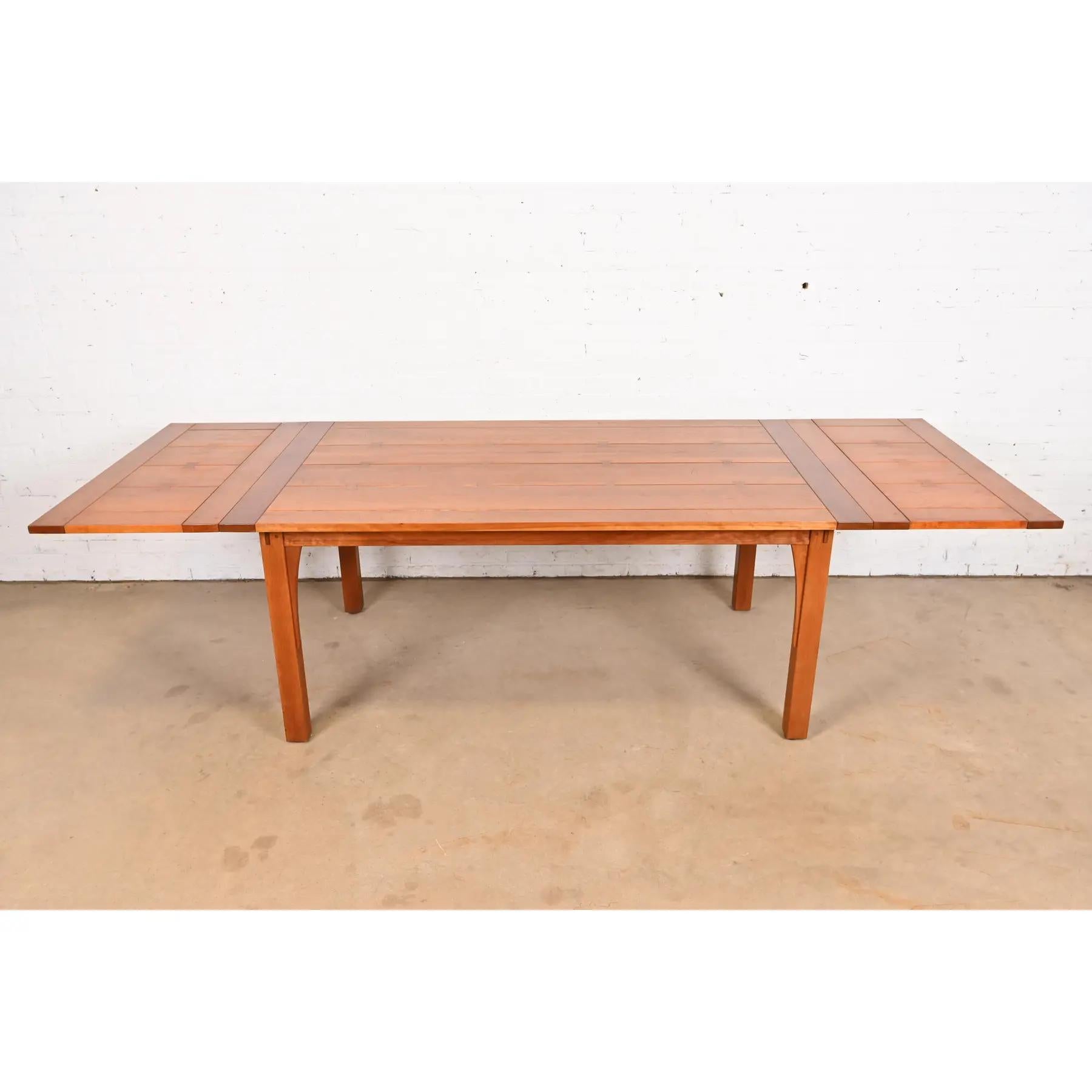 Stickley Mission Arts & Crafts Ausziehbarer Esstisch aus massivem Kirschbaumholz (Arts and Crafts) im Angebot