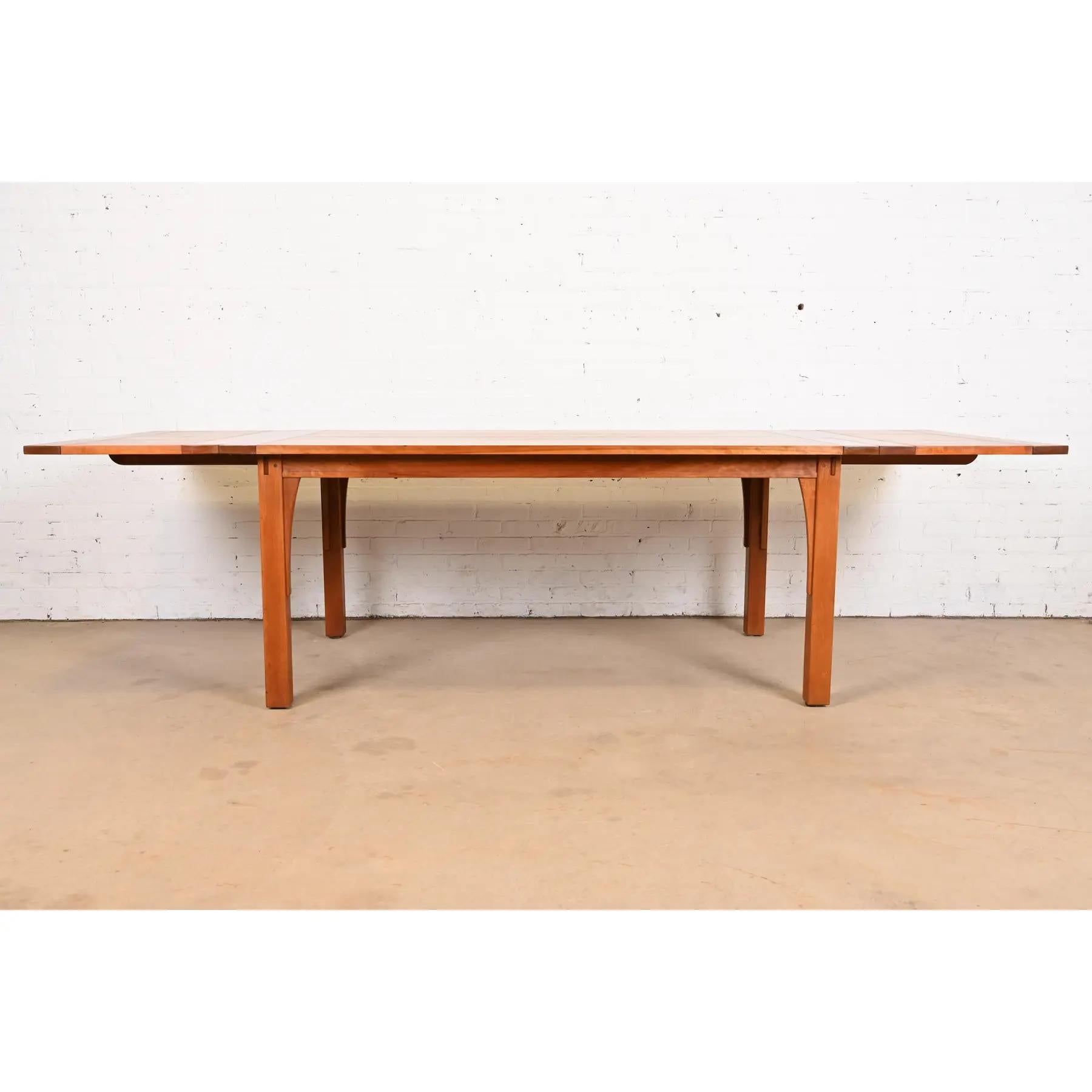 Stickley Mission Arts & Crafts Ausziehbarer Esstisch aus massivem Kirschbaumholz (amerikanisch) im Angebot