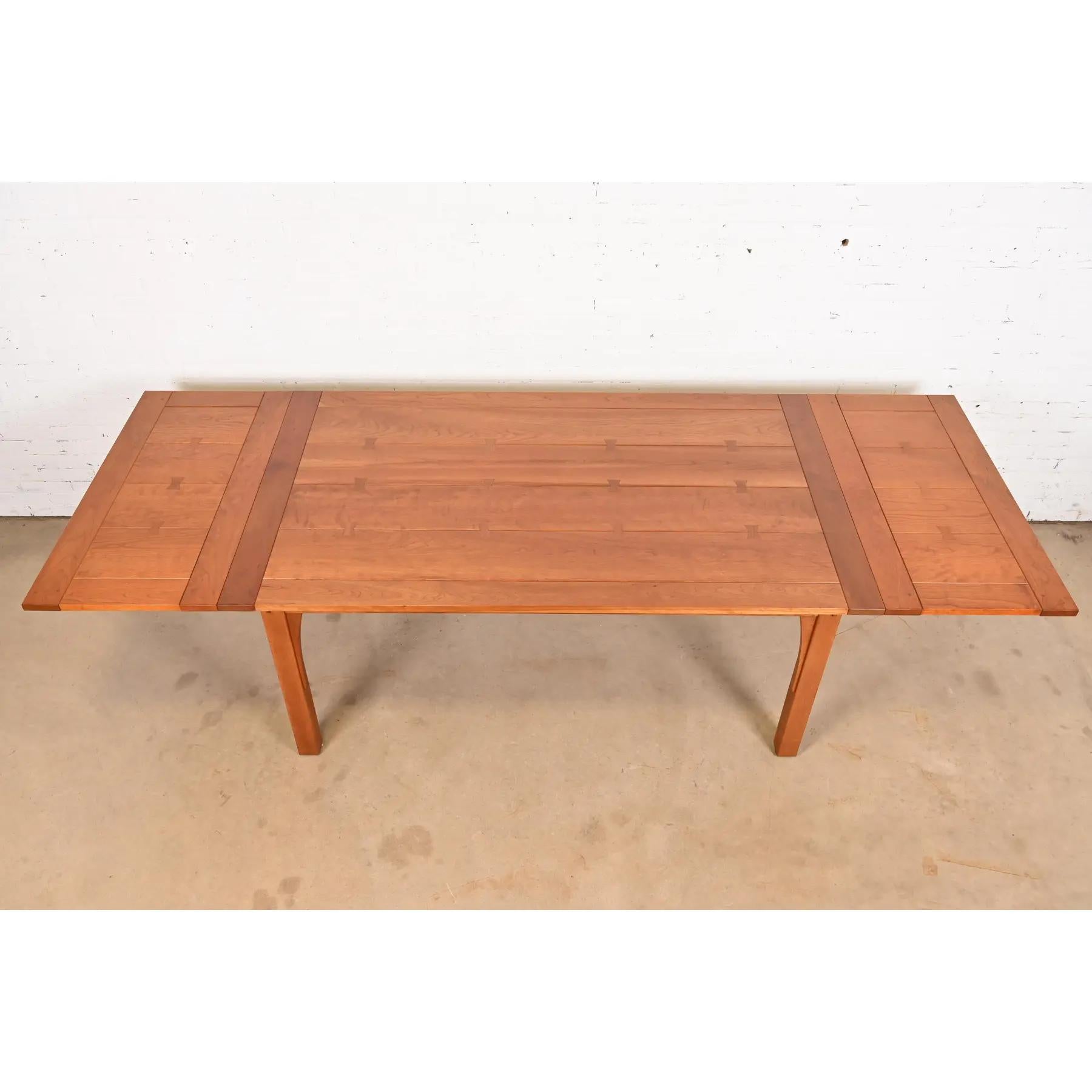 Stickley Mission Arts & Crafts Ausziehbarer Esstisch aus massivem Kirschbaumholz (21. Jahrhundert und zeitgenössisch) im Angebot