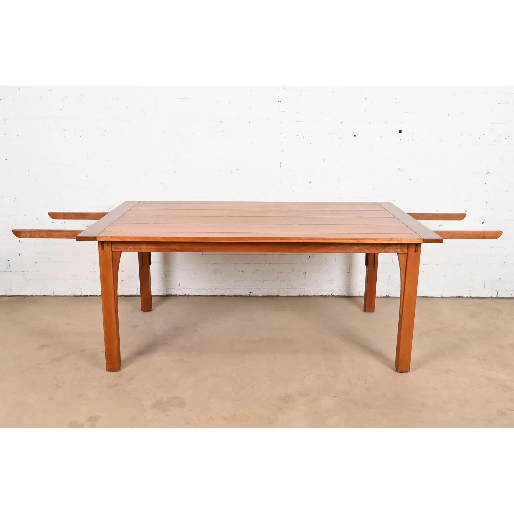 Stickley Mission Arts & Crafts Ausziehbarer Esstisch aus massivem Kirschbaumholz (Kirsche) im Angebot