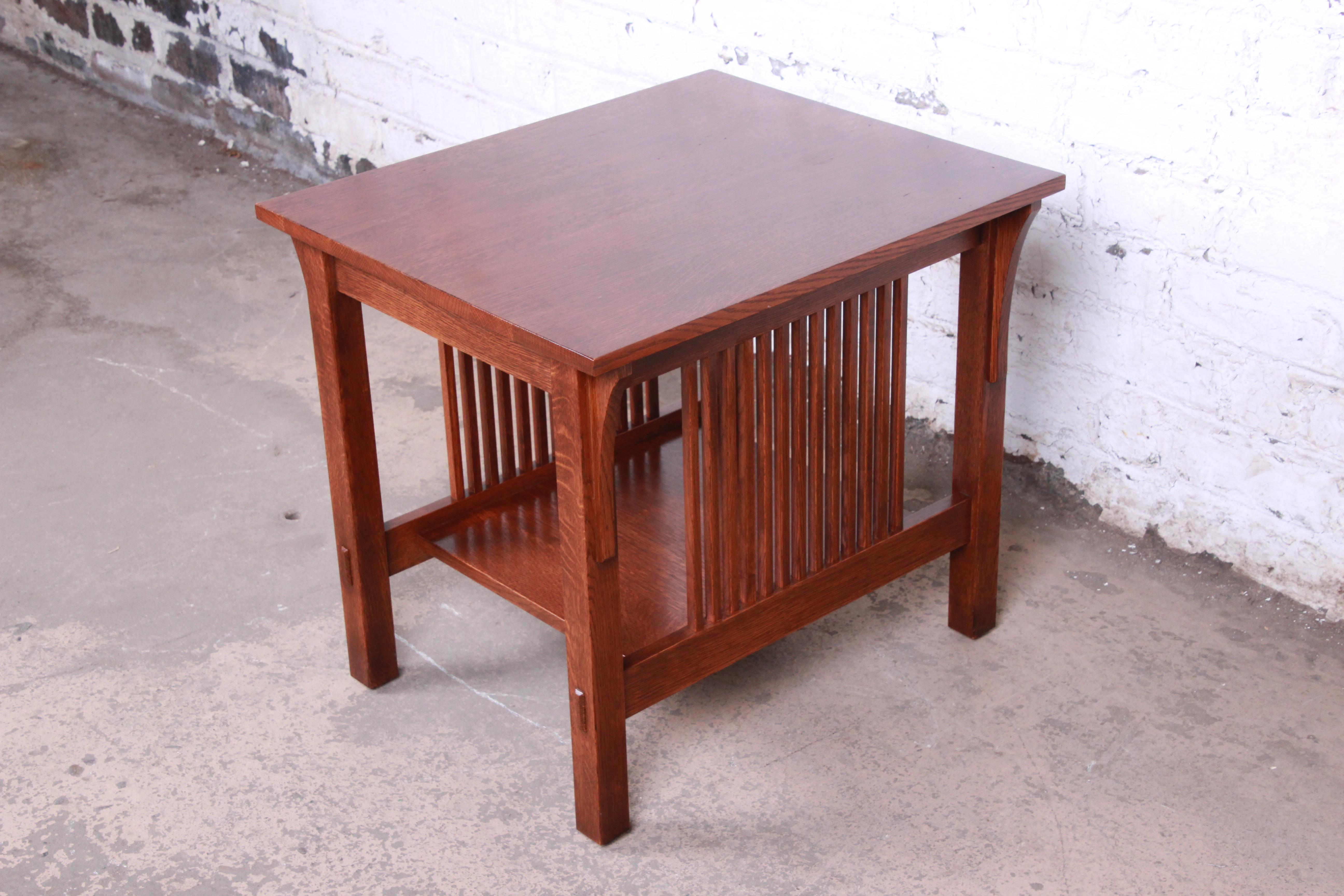 An exceptional Mission solid quarter sawn oak Arts & Crafts occasional side table.

By Stickley Furniture

USA, 2003

Measures: 22