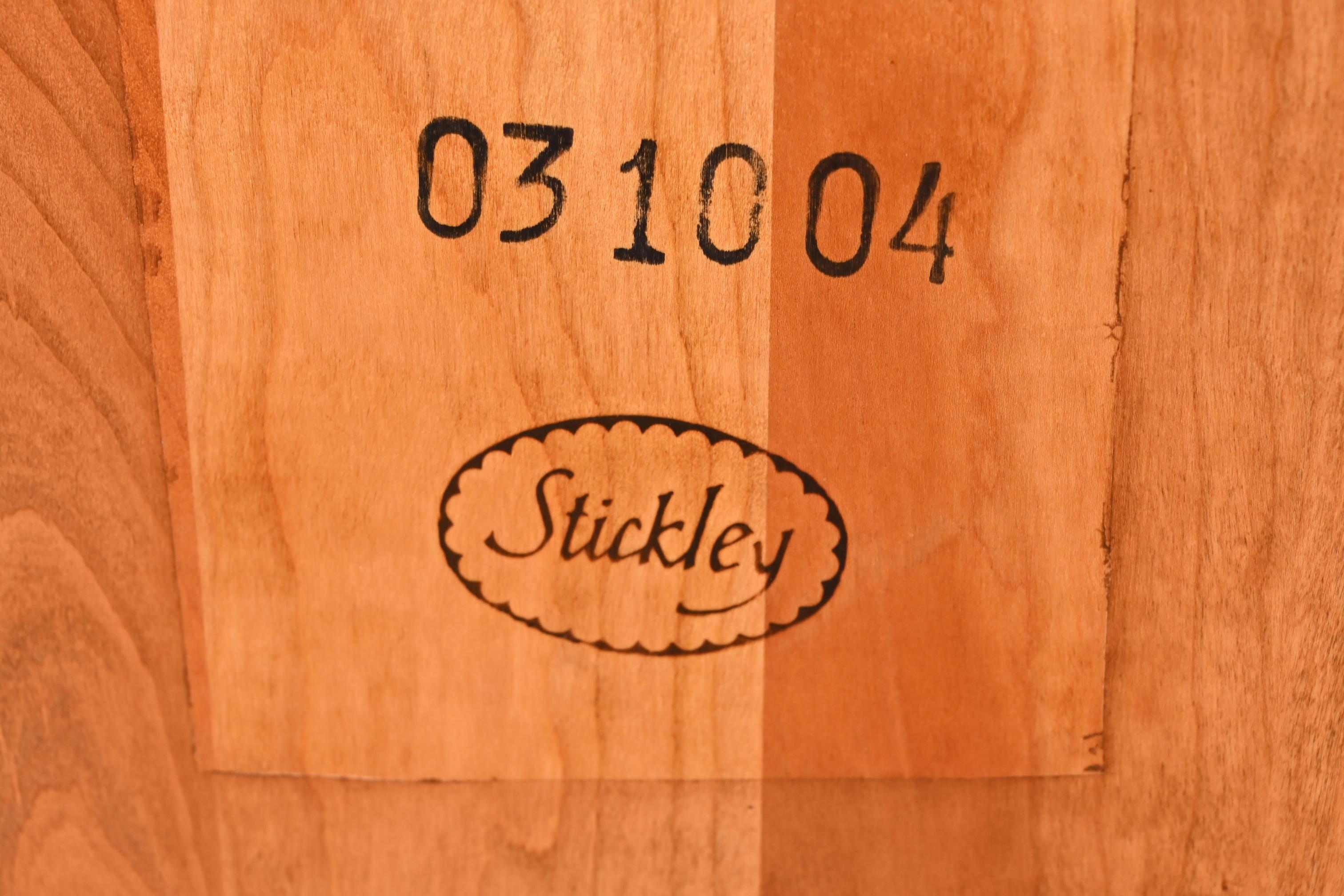 Stickley Mission Arts & Crafts-Esstisch aus Kirschbaumholz im Stil von Stickley, neu lackiert im Angebot 11