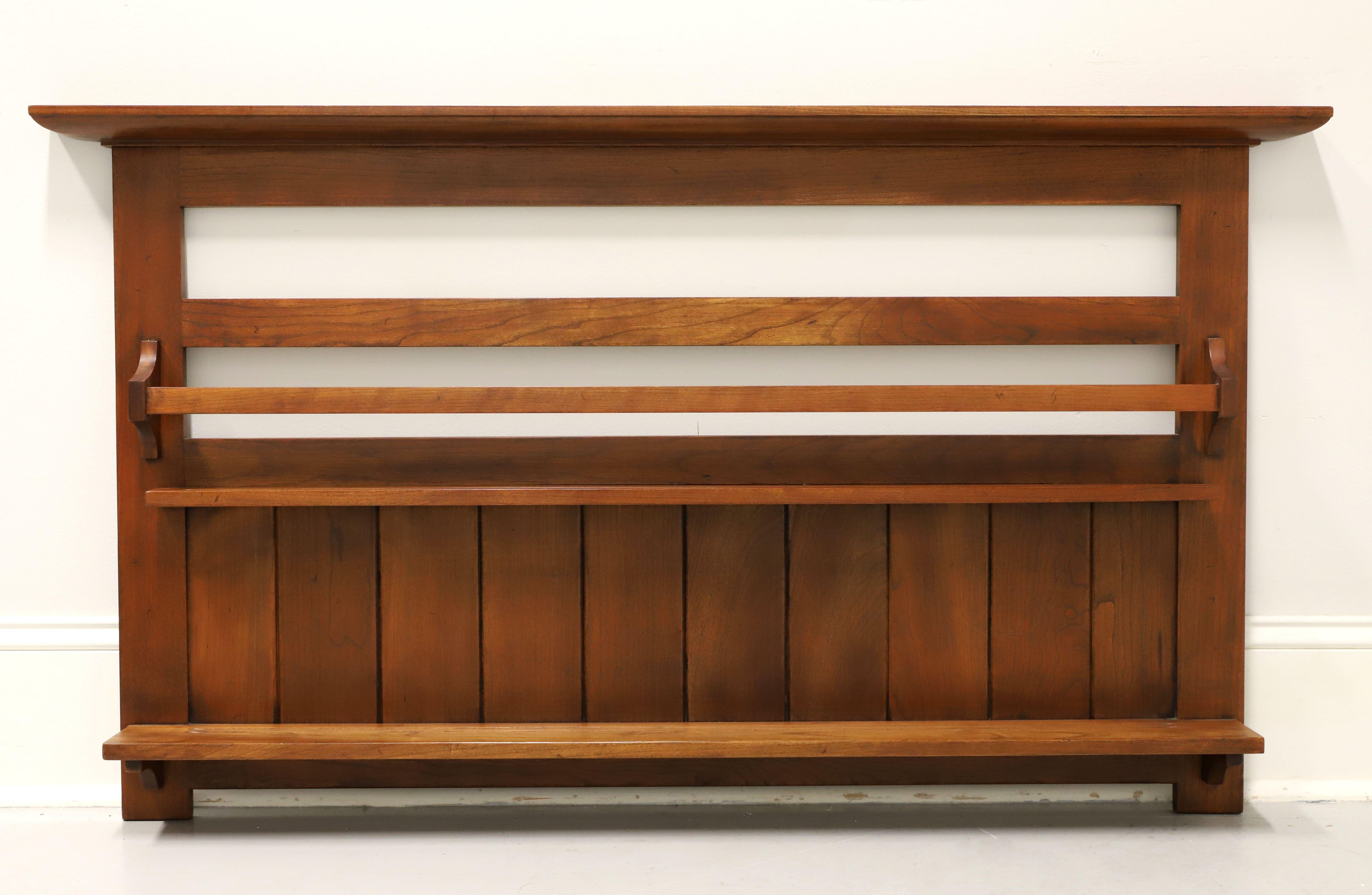 Ein hängendes Tellerregal im Missionsstil von Stickley Furniture aus ihrer Mission Collection'S. Massives Kirschholz, Kronenleisten an der Oberseite, oberer Tellerboden mit Rillen und einer Frontplatte zum Befestigen von Tellern, unterer offener