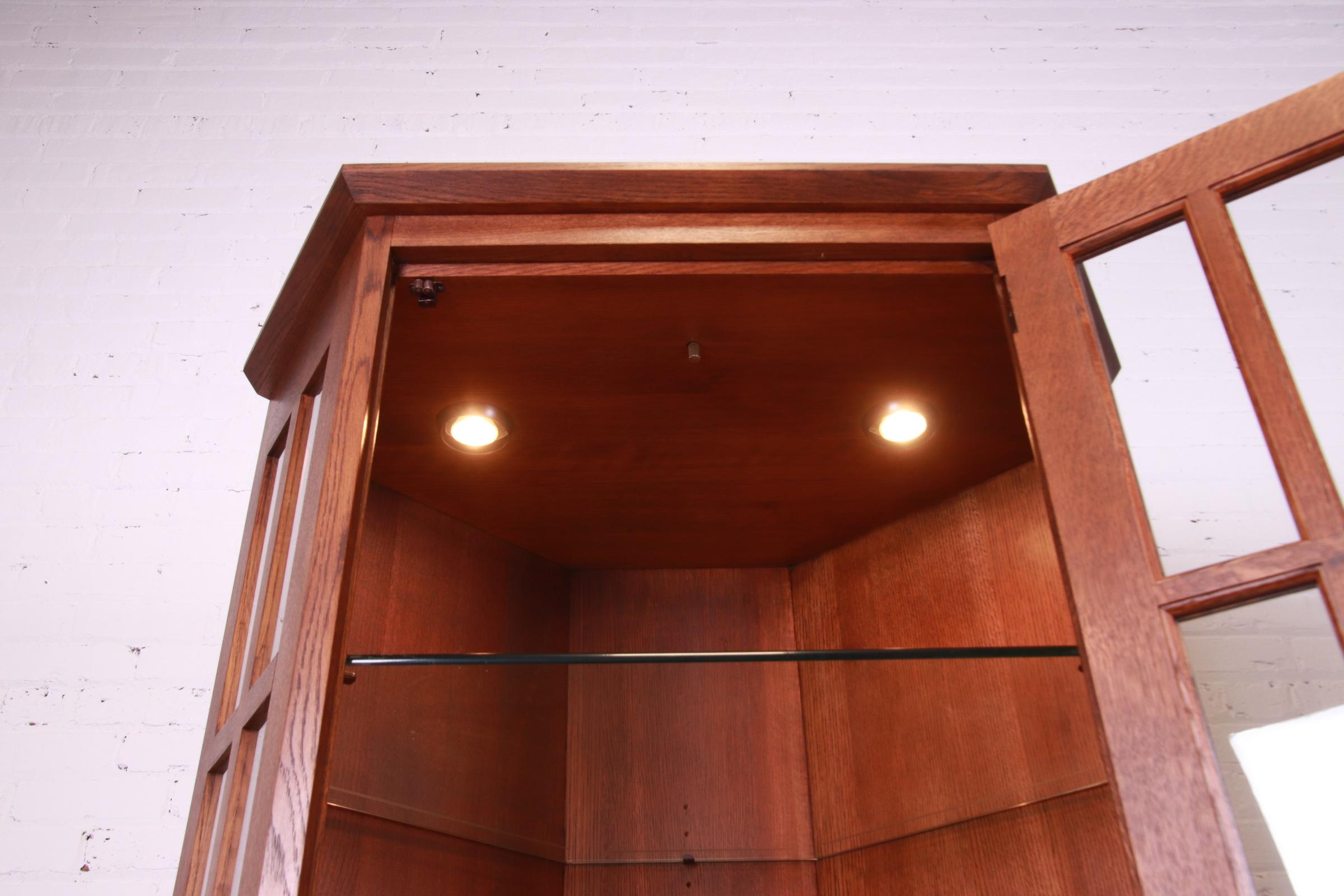 Stickley Mission Oak Arts & Crafts Lighted Corner Cabinet In Good Condition In South Bend, IN