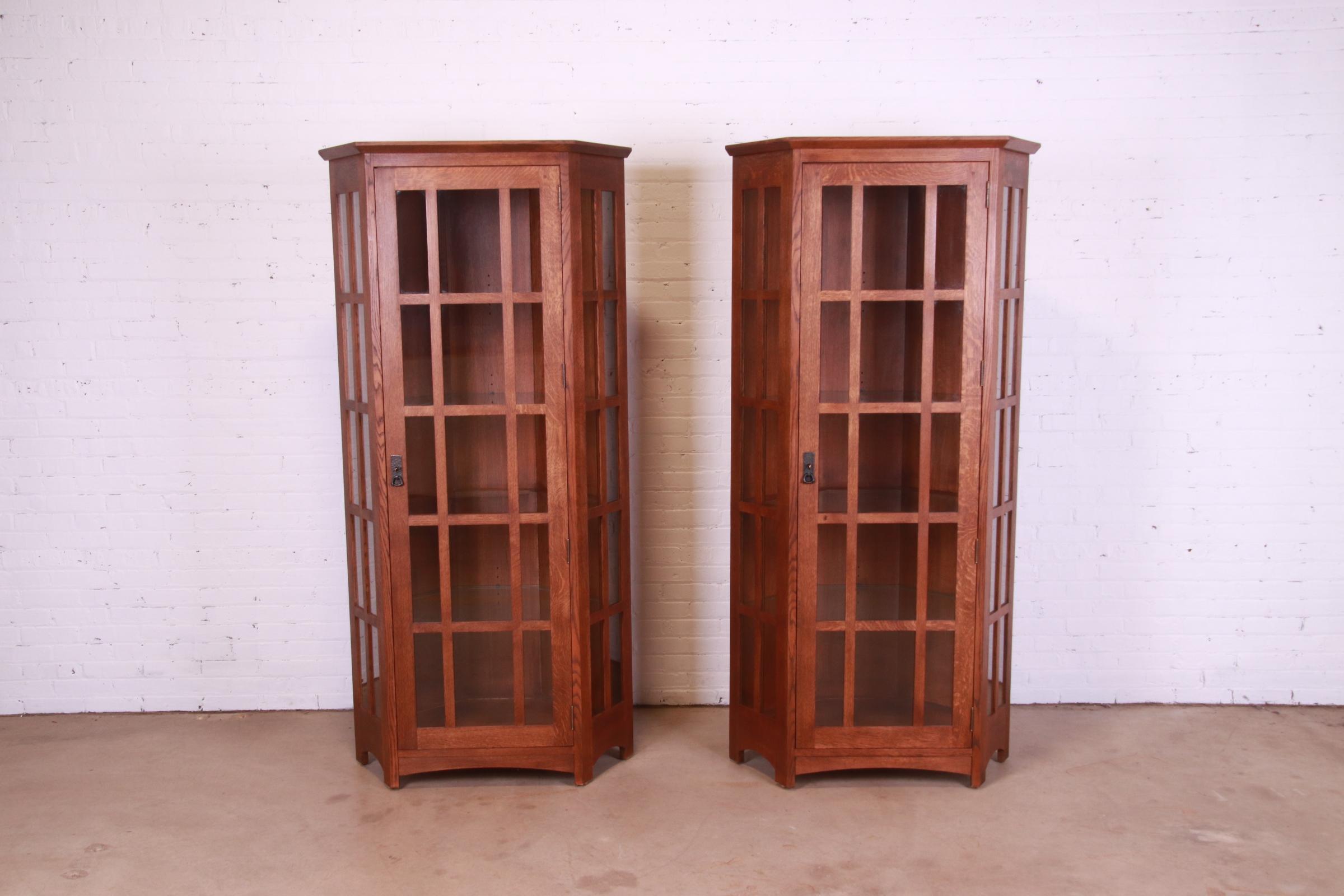 An exceptional pair of Mission Arts & Crafts style lighted corner display cabinets

By Stickley

USA, 2000

Solid oak, with mullioned glass doors and glass shelves.

Measures: 38.75