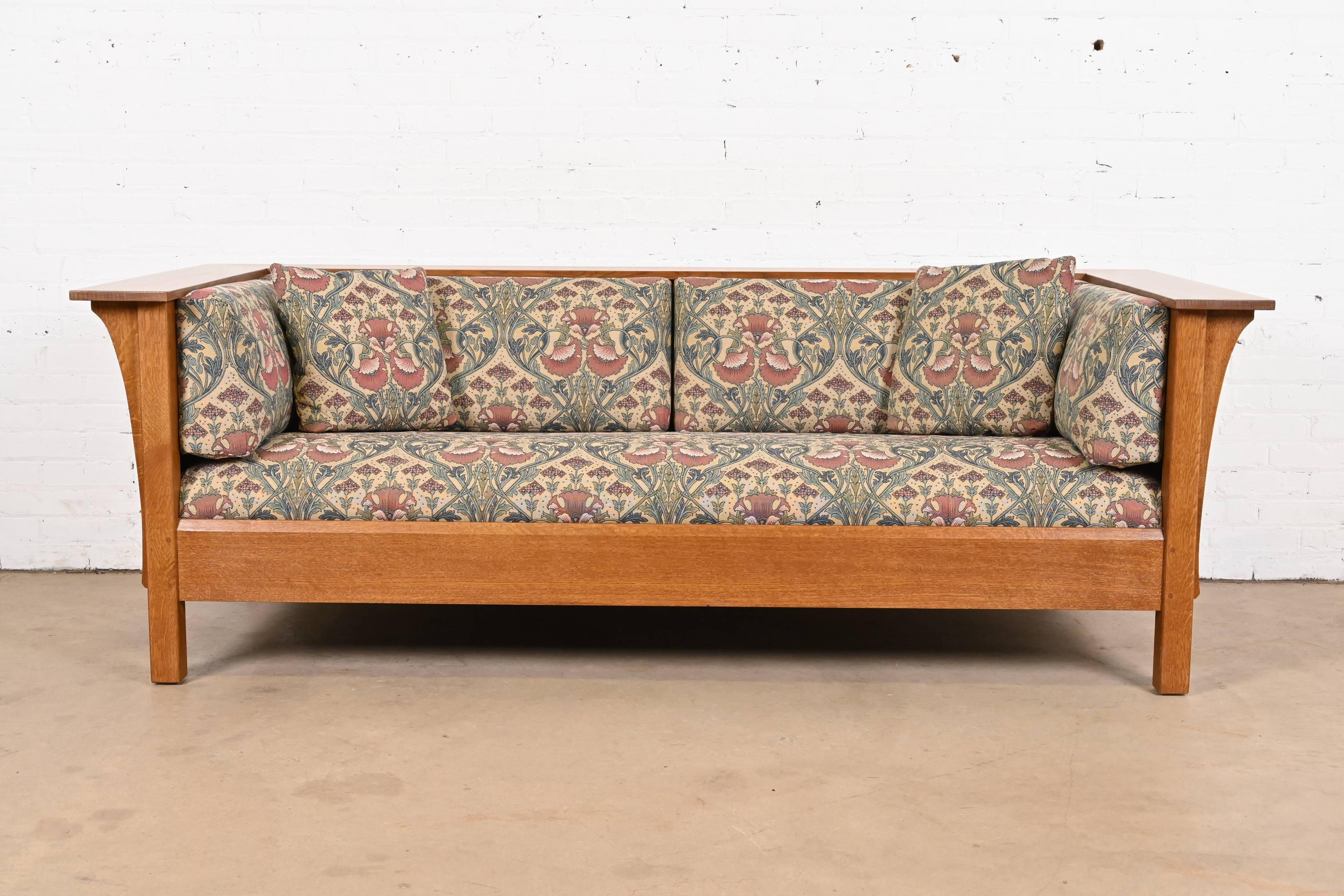 A gorgeous Mission or Arts & Crafts style Prairie settle sofa

By L. & J.G Stickley

USA, Early 21st Century

Solid quarter sawn oak frame, with original William Morris style upholstery.

Measures: 84.5