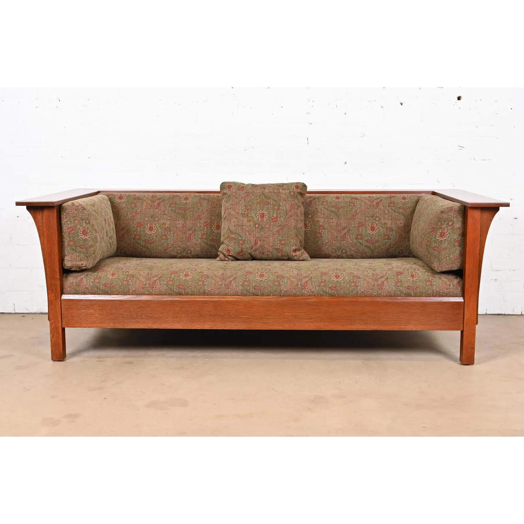 A gorgeous Mission or Arts & Crafts style Prairie settle sofa

By L. & J.G Stickley

USA, Early 21st Century

Solid quarter sawn oak frame, with original William Morris style upholstery.

Measures: 84.63