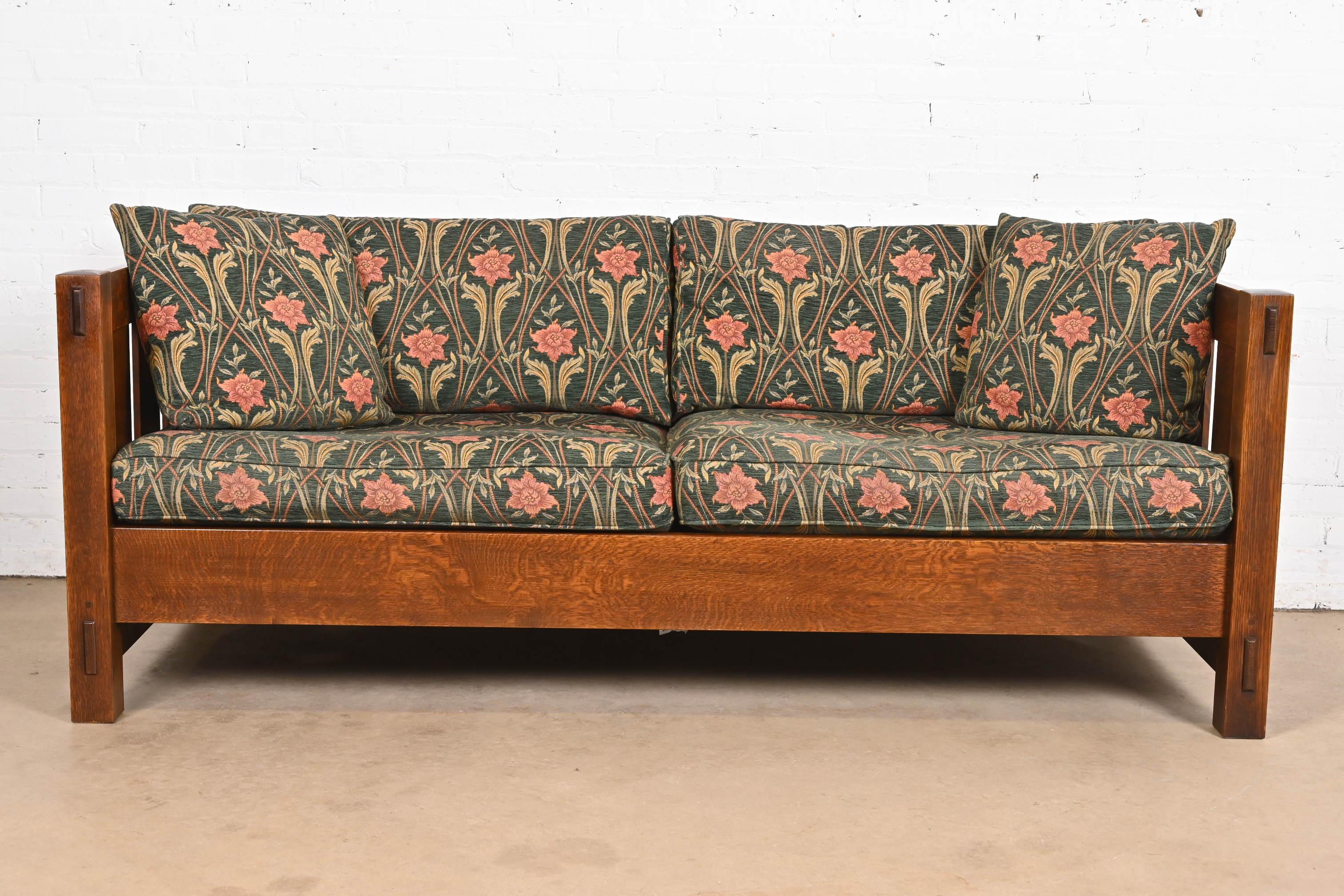 Un precioso sofá de asentamiento de estilo Mission o Arts & Crafts

Por L. & J.G Stickley

EEUU, circa finales del siglo XX

Estructura maciza de roble aserrado en cuarto, con tapicería original de estilo William Morris.

Medidas: 77,5