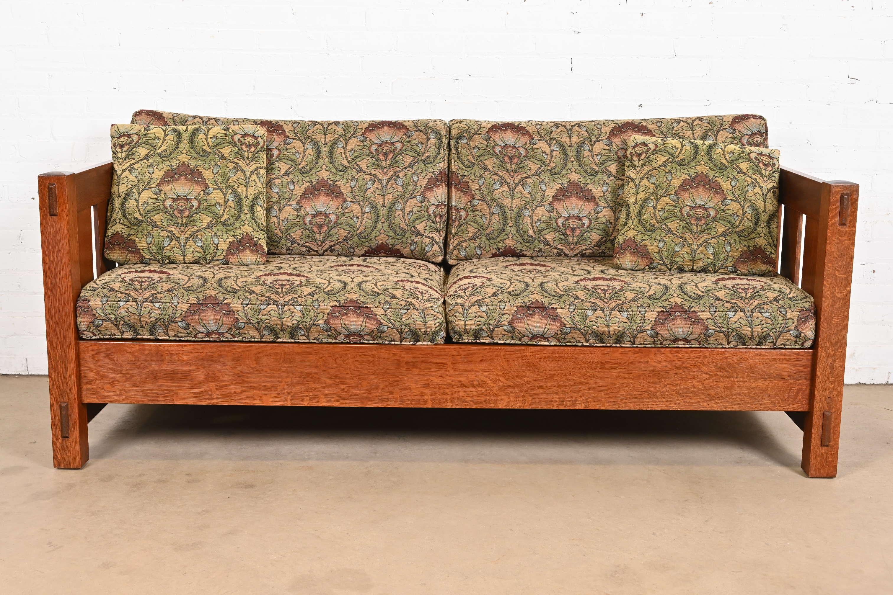 Un precioso sofá de asentamiento de estilo Mission o Arts & Crafts

Por L. & J.G Stickley

EEUU, circa finales del siglo XX

Estructura maciza de roble aserrado en cuarto, con tapicería original de estilo William Morris.

Medidas: 77,75
