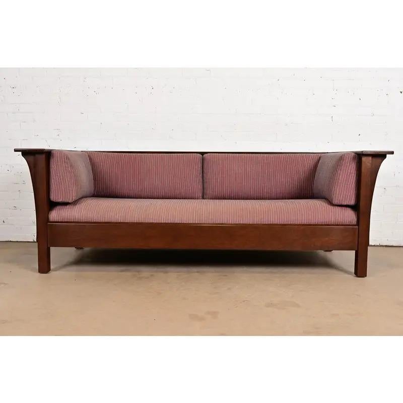 Un precioso sofá o loveseat de estilo Misión o Arts & Crafts de la Pradera

Por L. & J.G Stickley

EEUU, circa finales del siglo XX

Estructura de roble macizo aserrado en cuarto, con cojines de asiento y respaldo tapizados.

Medidas: 84,5