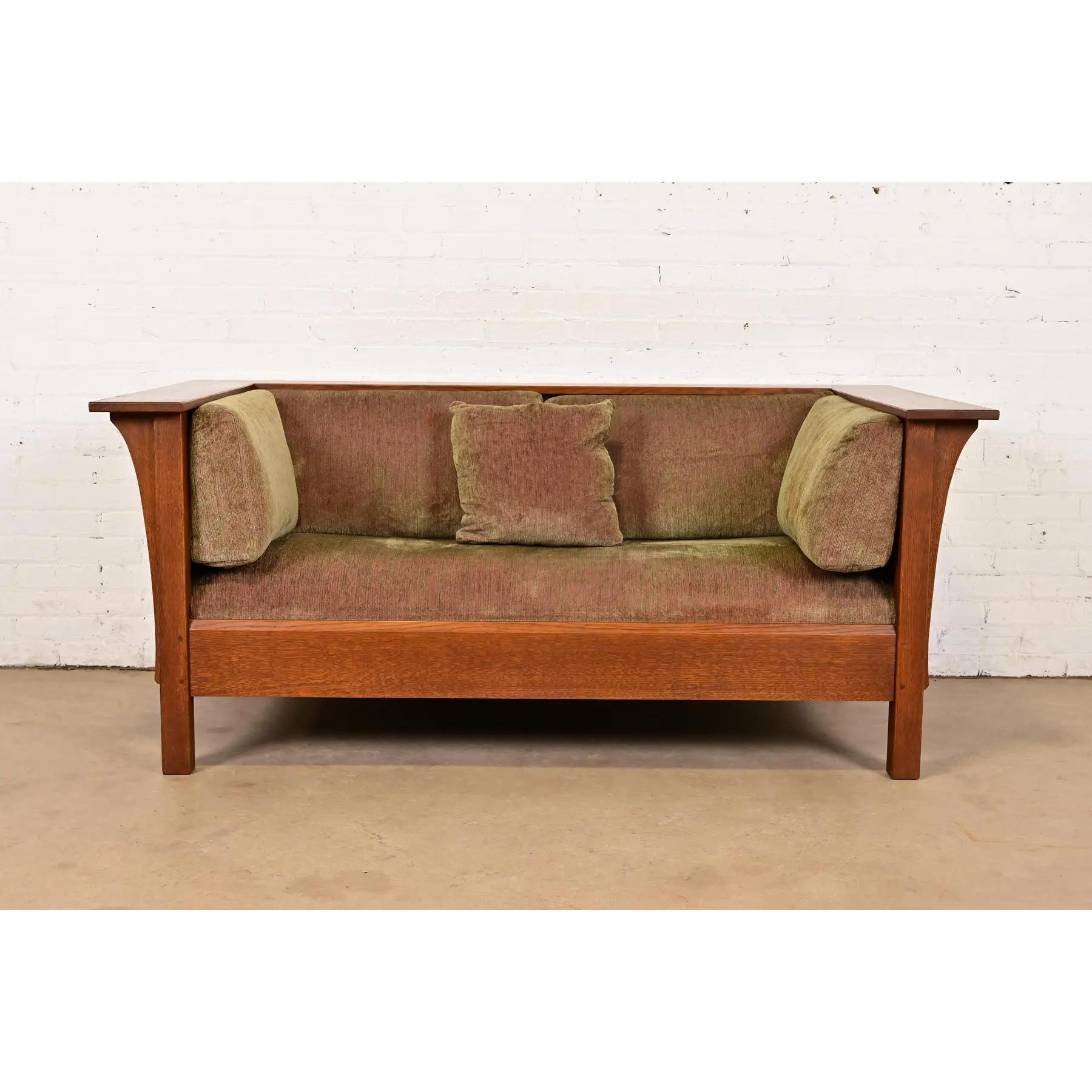 Un magnifico divano o un divano con struttura in stile Mission o Arts & Crafts.

Da I.L. & G. J. Stickley

Stati Uniti, circa fine XX secolo

Struttura in legno massiccio di quercia segato a quarto, con cuscini imbottiti per la seduta e lo