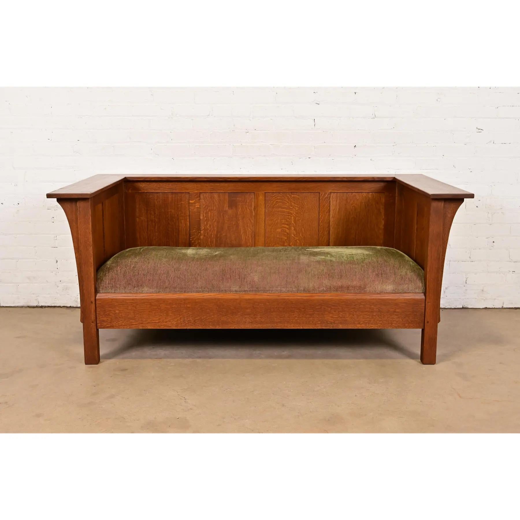 Tappezzeria Divano o poltrona Settle di Stickley Mission Arts & Crafts, in Oak. in vendita