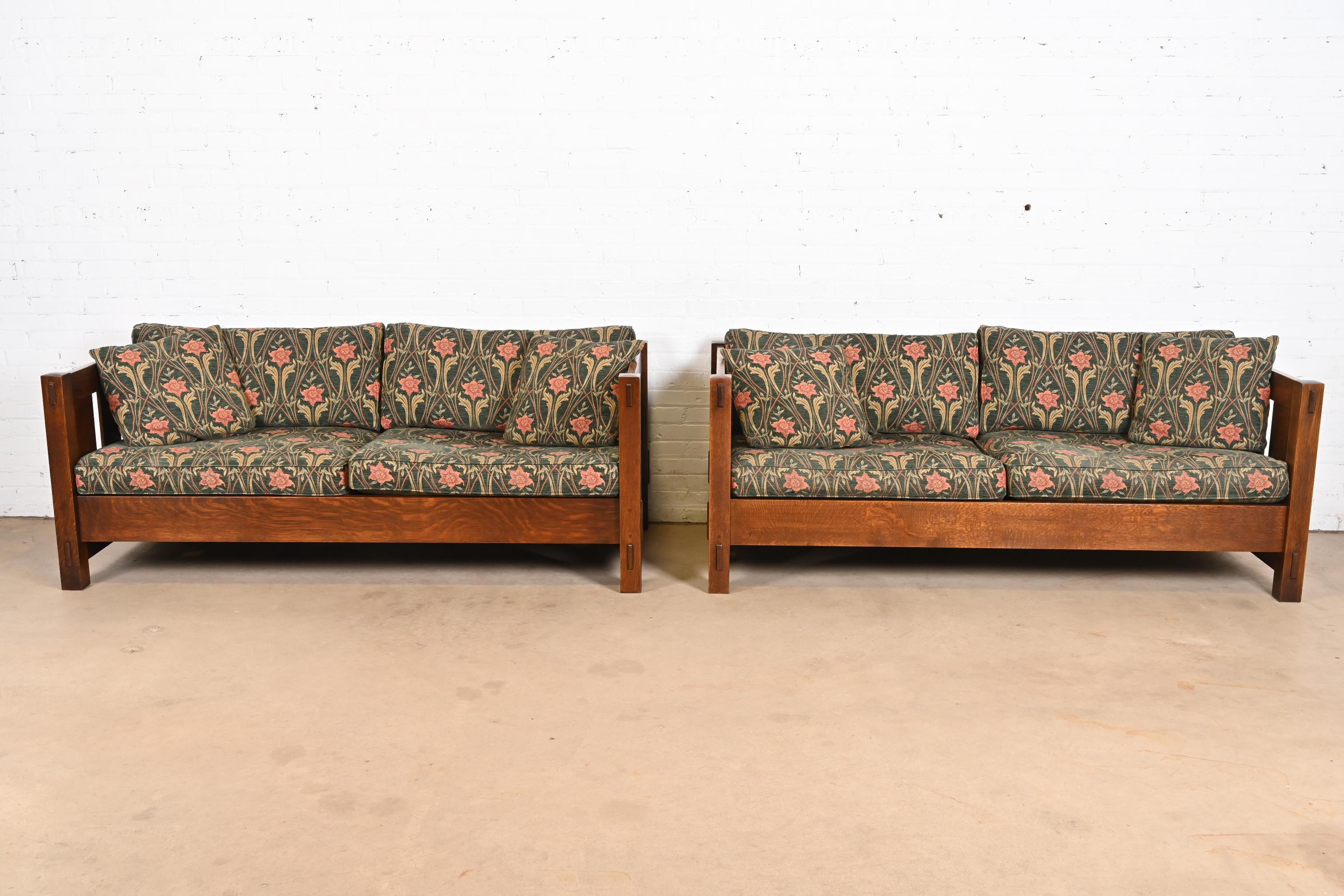 Una splendida coppia di divani da sistemare in stile Mission o Arts & Crafts

Da I.L. & G. J. Stickley

Stati Uniti, circa fine XX secolo

Telaio in massello di quercia segato a quarto, con tappezzeria originale in stile William Morris.

Ciascuna