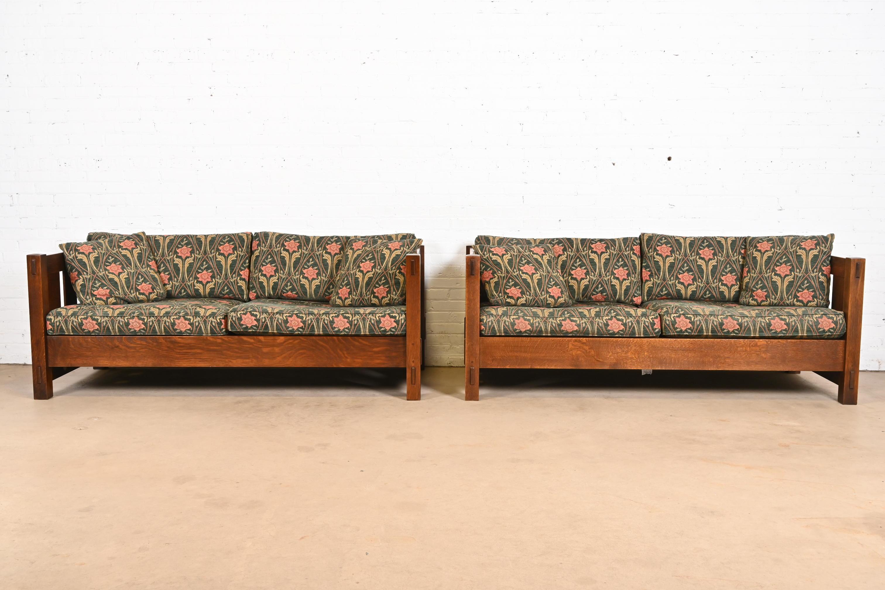 Arts and Crafts Divani da salotto Stickley Mission Arts & Crafts in Oak, coppia in vendita