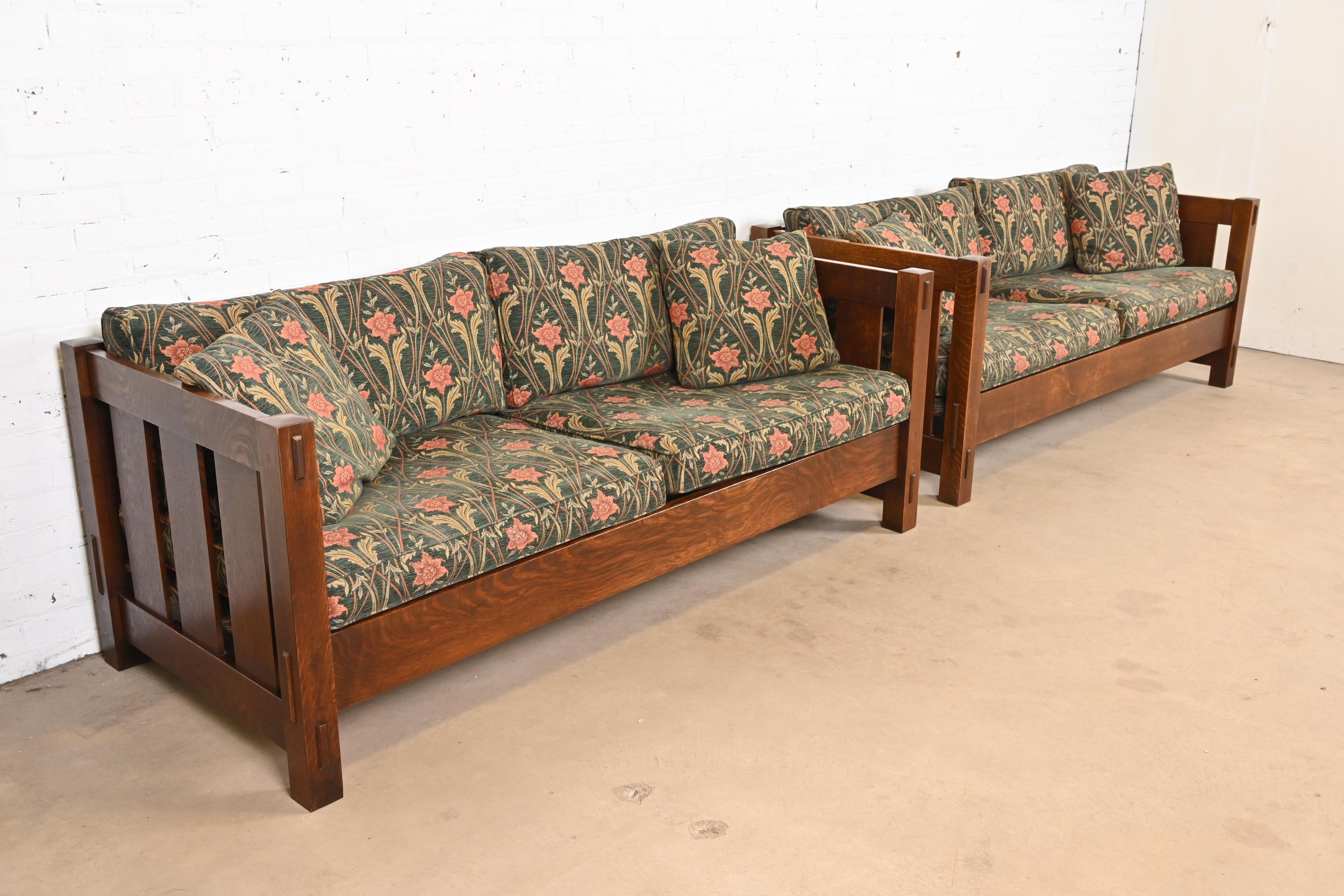 Divani da salotto Stickley Mission Arts & Crafts in Oak, coppia In condizioni buone in vendita a South Bend, IN