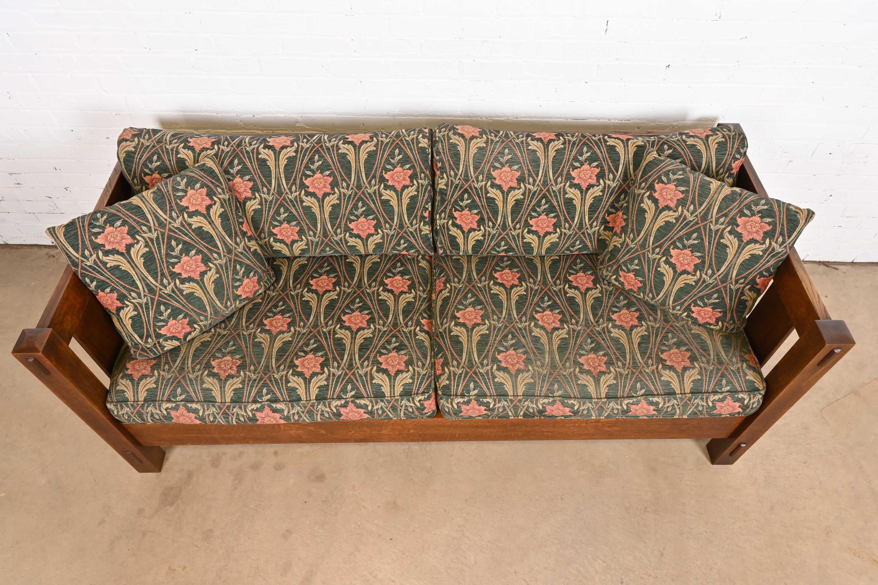 XX secolo Divani da salotto Stickley Mission Arts & Crafts in Oak, coppia in vendita