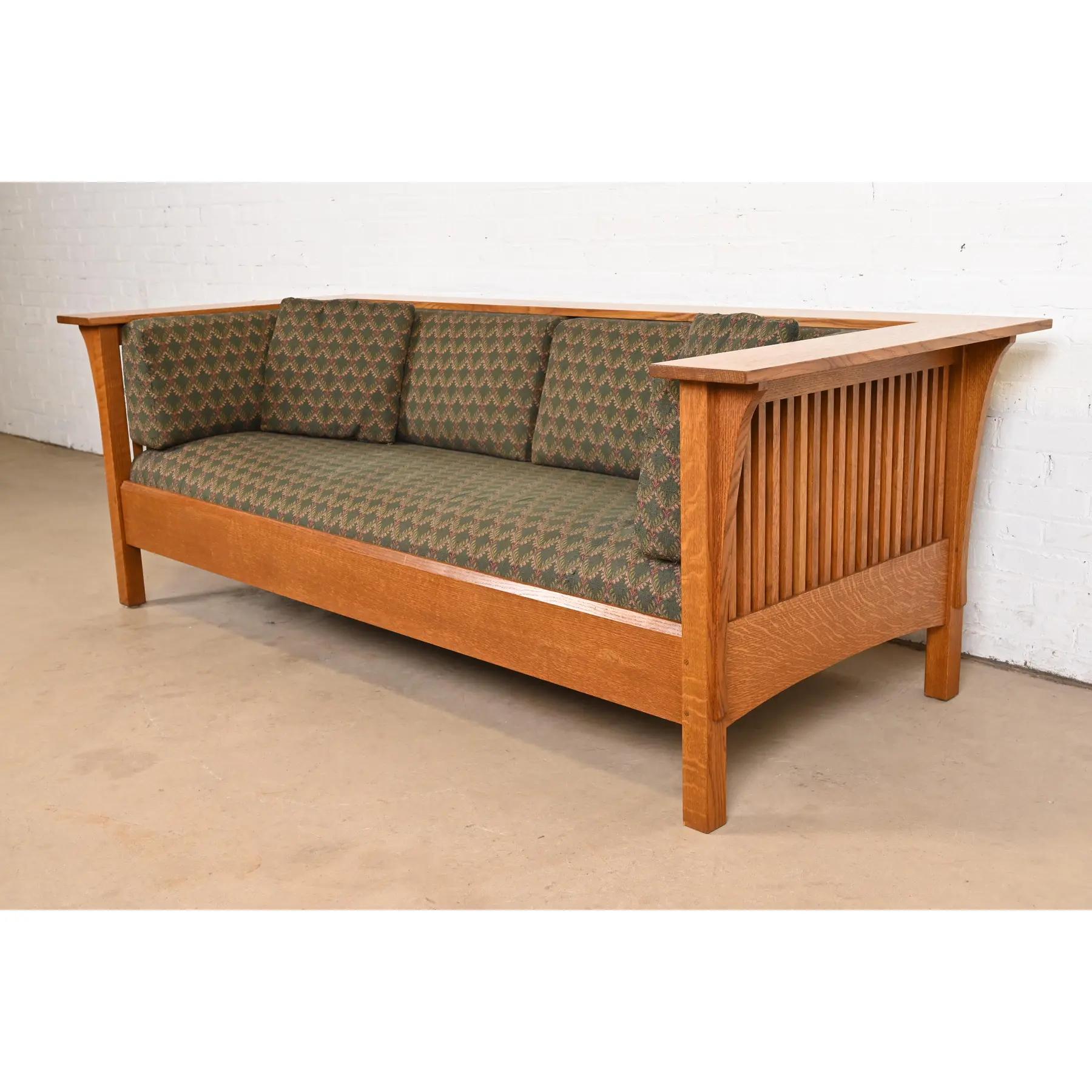 Un magnifique canapé de style Mission ou Arts & Crafts de la région des Prairies.

Par L.L.A. & J.G. Stickley

États-Unis, début du 21e siècle

Cadre en chêne massif scié sur quartier, avec tapisserie d'origine de style William Morris.

Dimensions :