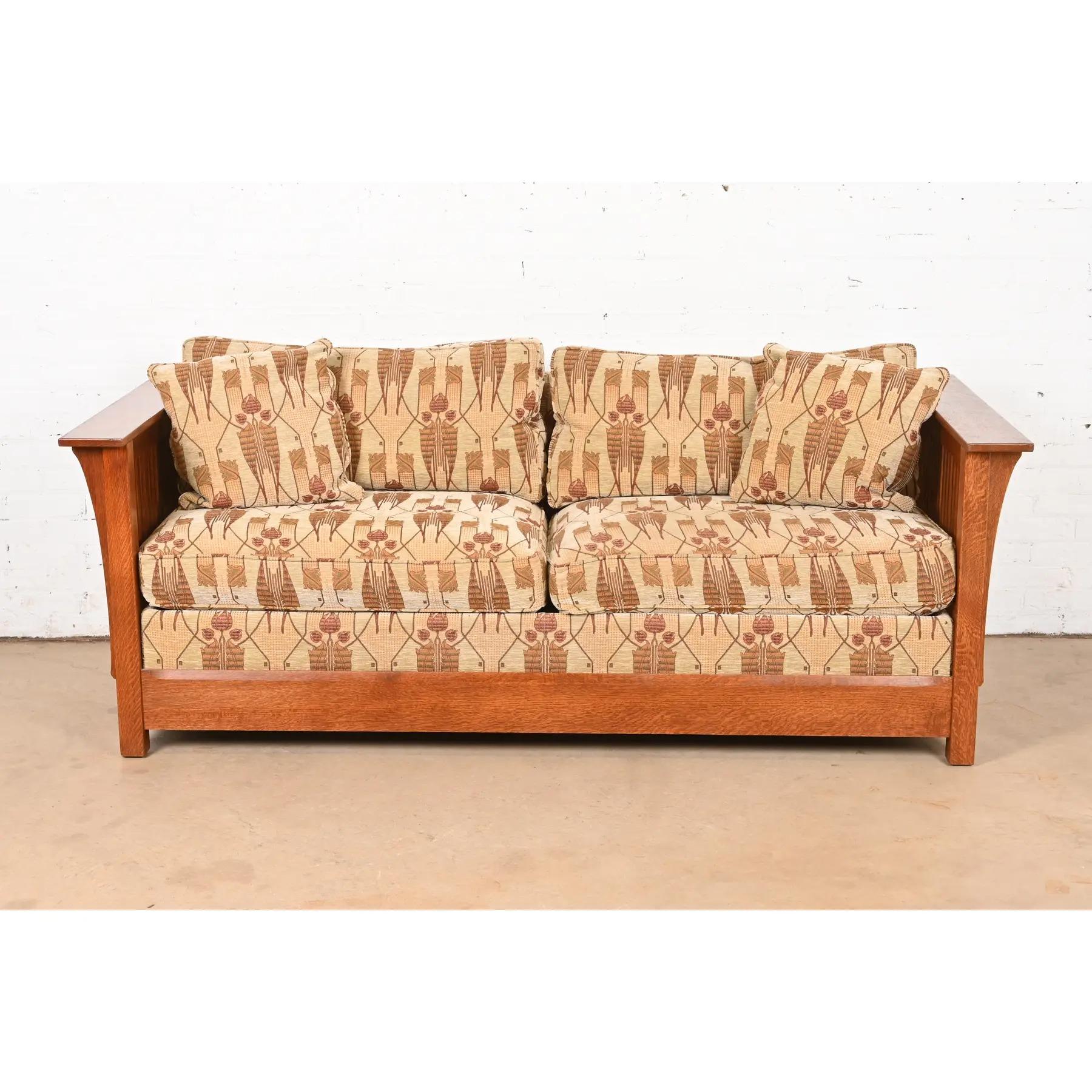 Un precioso sofá cama o loveseat de tamaño normal de estilo Mission, Arts & Crafts o Pradera

Por Stickley

EE.UU., circa principios del siglo XXI

Estructura maciza de roble aserrado en cuarto, con tapicería original de estilo William