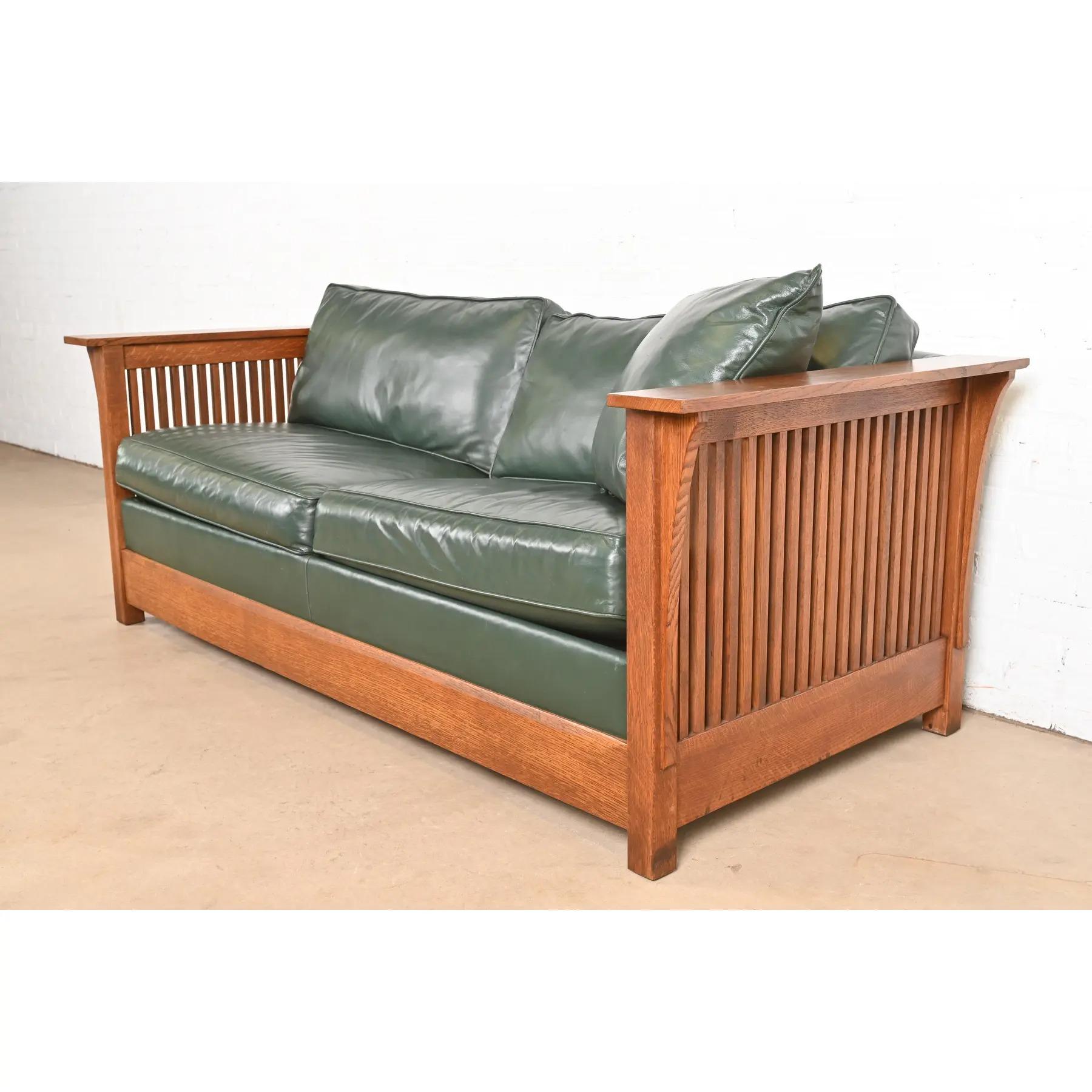 Un magnifique canapé-lit ou une causeuse de style Mission ou Arts & Crafts

Par Stickley

USA, Circa Late 20th Century

Cadre en chêne massif scié sur quartier, avec revêtement en cuir vert.

Dimensions : 81 