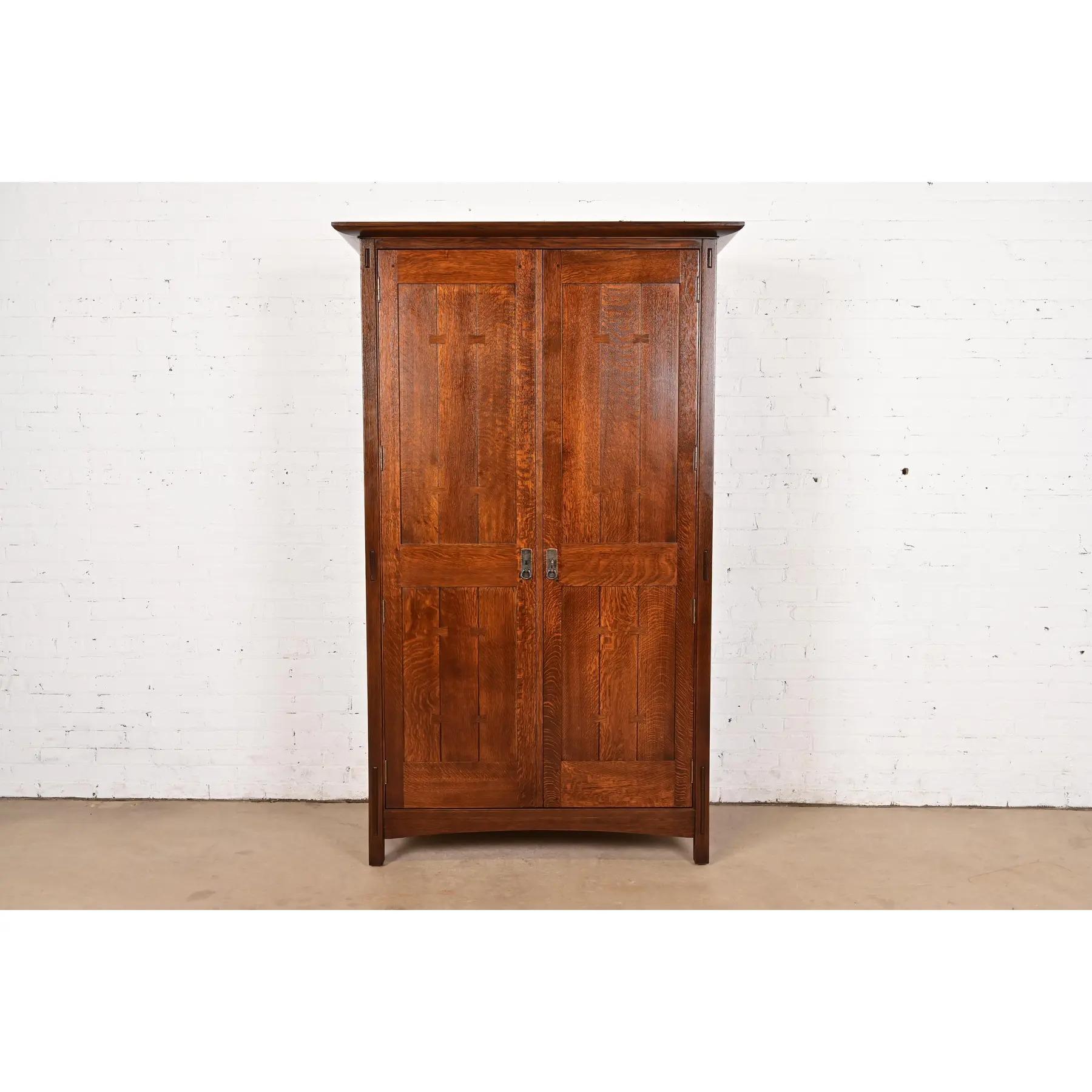 Un eccezionale comò o cassapanca Mission o Arts & Crafts

Da L. & G. J. Stickley

Stati Uniti, circa fine XX secolo

Rovere massiccio segato a quarto, con ferramenta in rame martellato. L'armadio si chiude a chiave e la chiave è inclusa.

Misure: 48