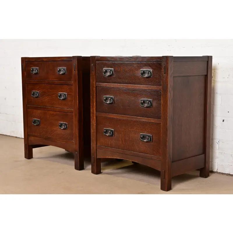 Una bellissima coppia di cassapanche o comodini Mission & Arts & Crafts

Da L. & G. J. Stickley

Stati Uniti, circa fine XX secolo

Rovere massiccio segato a un quarto, con ferramenta originale in rame martellato.

Ciascuna misura: 22