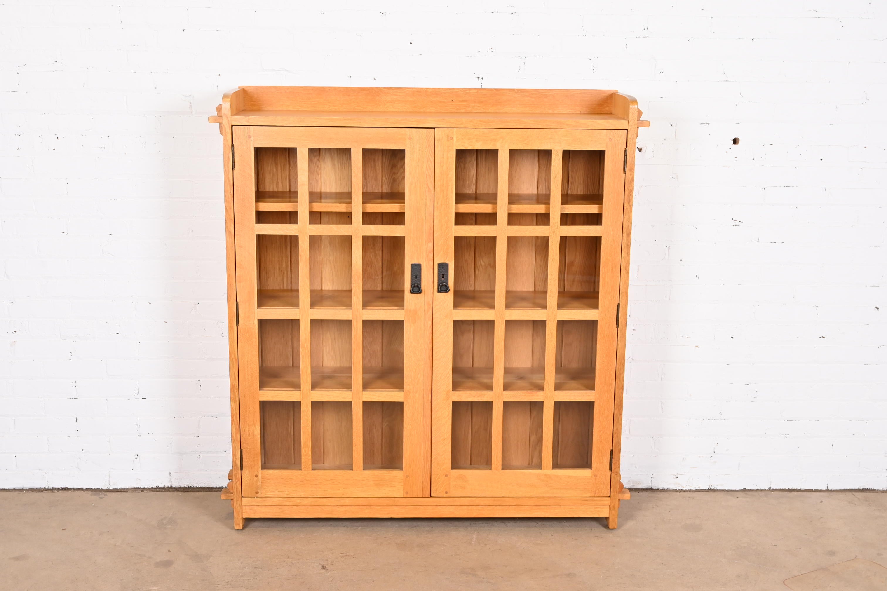 A beautiful Mission oak Arts & Crafts bookcase cabinet

By Stickley

USA, Circa 1990s

Solid oak, with mullioned glass front doors, and hammered copper hardware.

Measures: 52.88