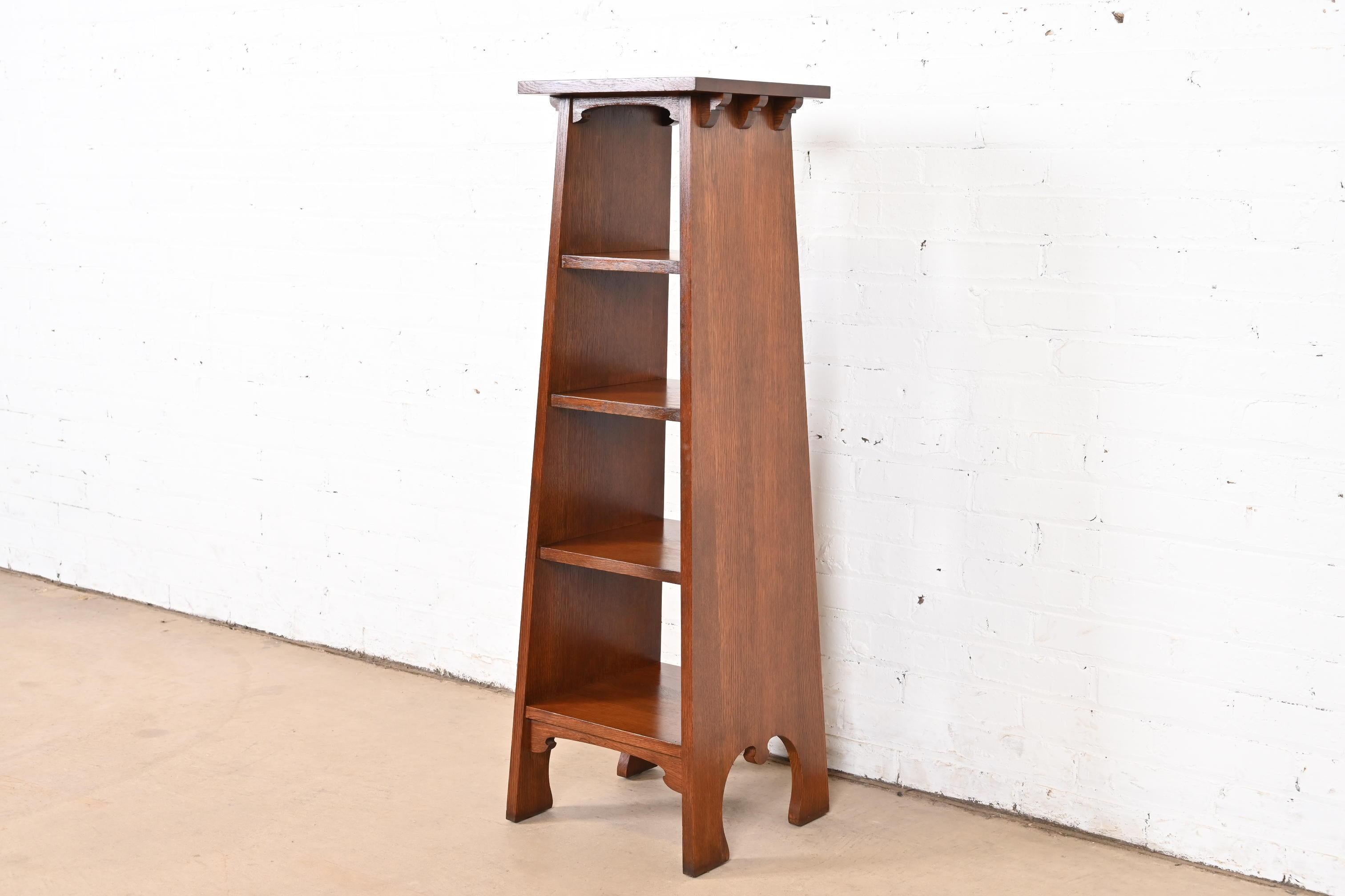 An exceptional Mission or Arts & Crafts style solid oak bookcase or magazine rack

By L. & J.G. Stickley

USA, 2007

Measures: 14.25