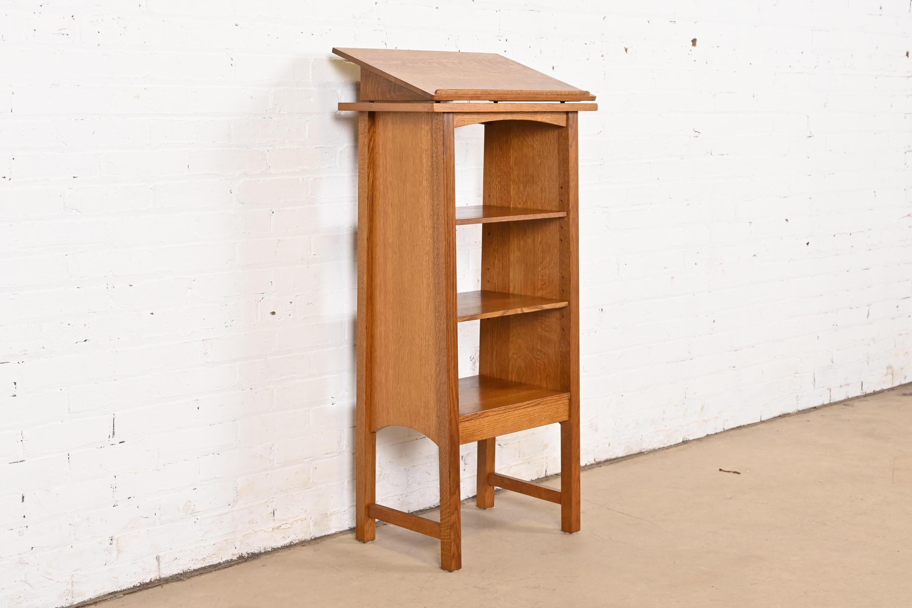 Ein außergewöhnliches zweiteiliges Bücherregal oder Zeitschriftenregal aus massiver Eiche im Missions- oder Arts & Crafts-Stil mit abnehmbarem Rednerpult oder Leseständer

Von L.G. & J.G. Stickley

USA, 1991

Maße: 21,5 