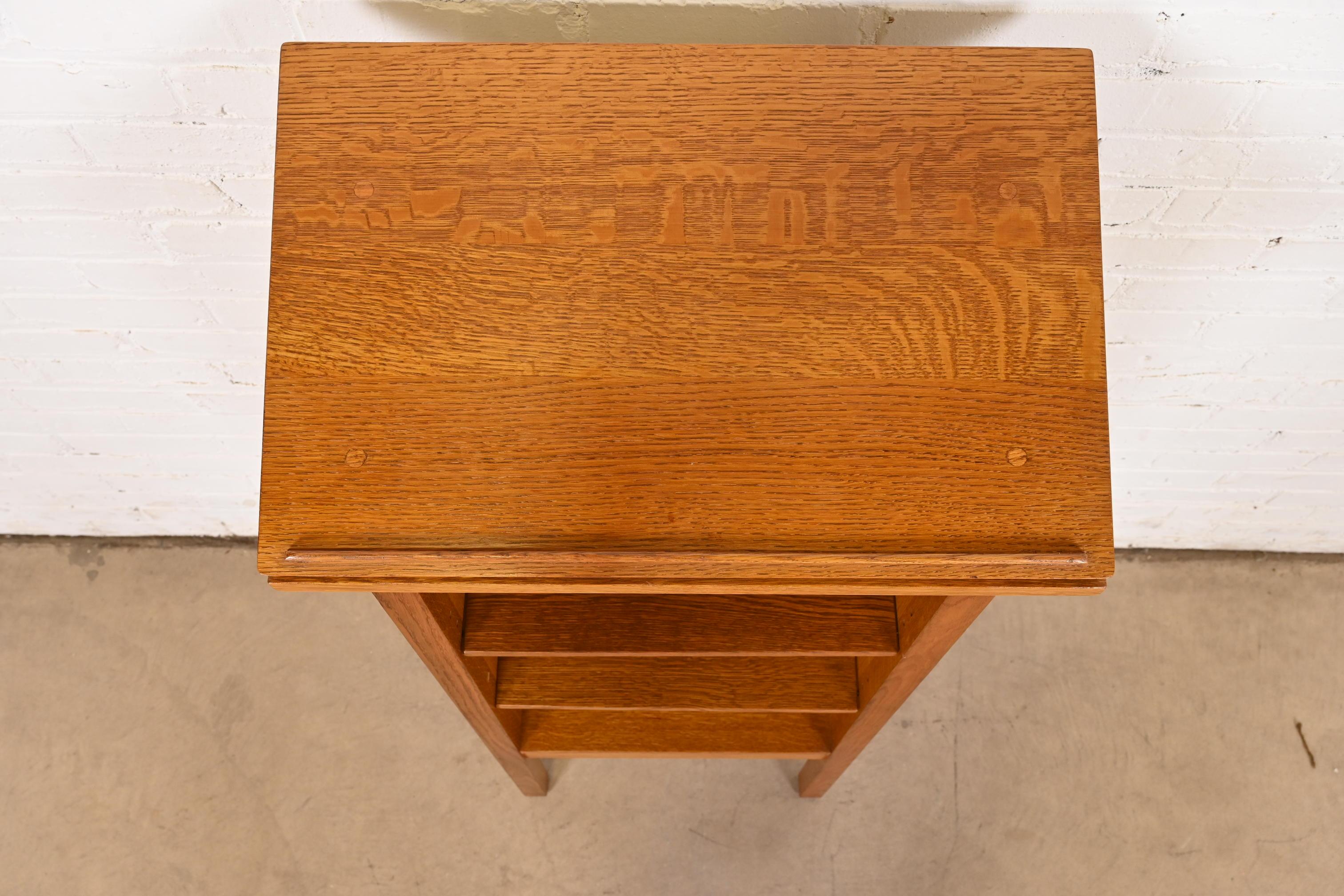 Stickley Mission Eichenholz Arts & Crafts Bücherregal mit abnehmbarem Leselampe (Ende des 20. Jahrhunderts)