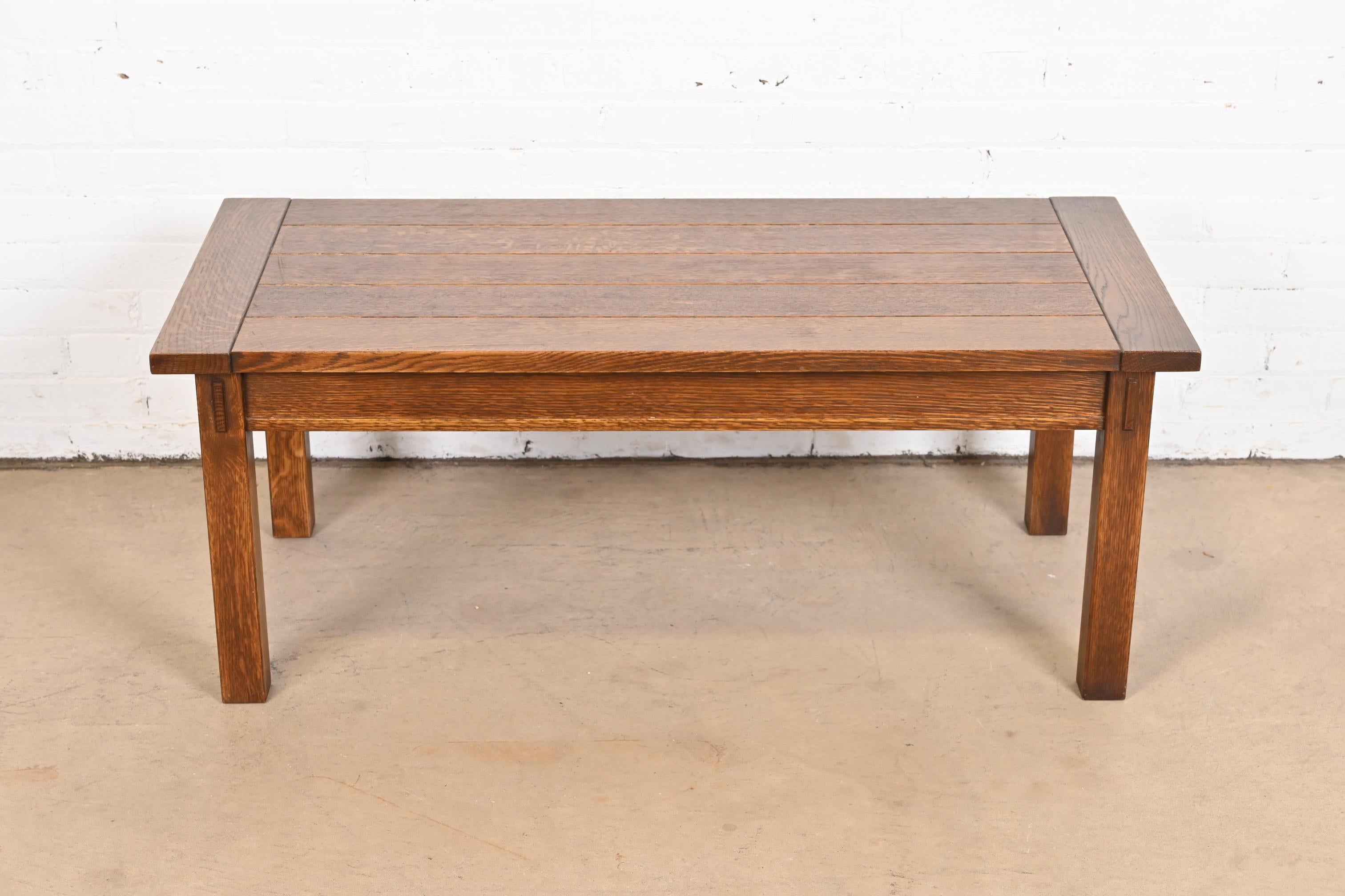 A gorgeous Mission or Arts & Crafts solid quarter sawn oak coffee table.

By Stickley.

USA, 2000.

Measures: 46