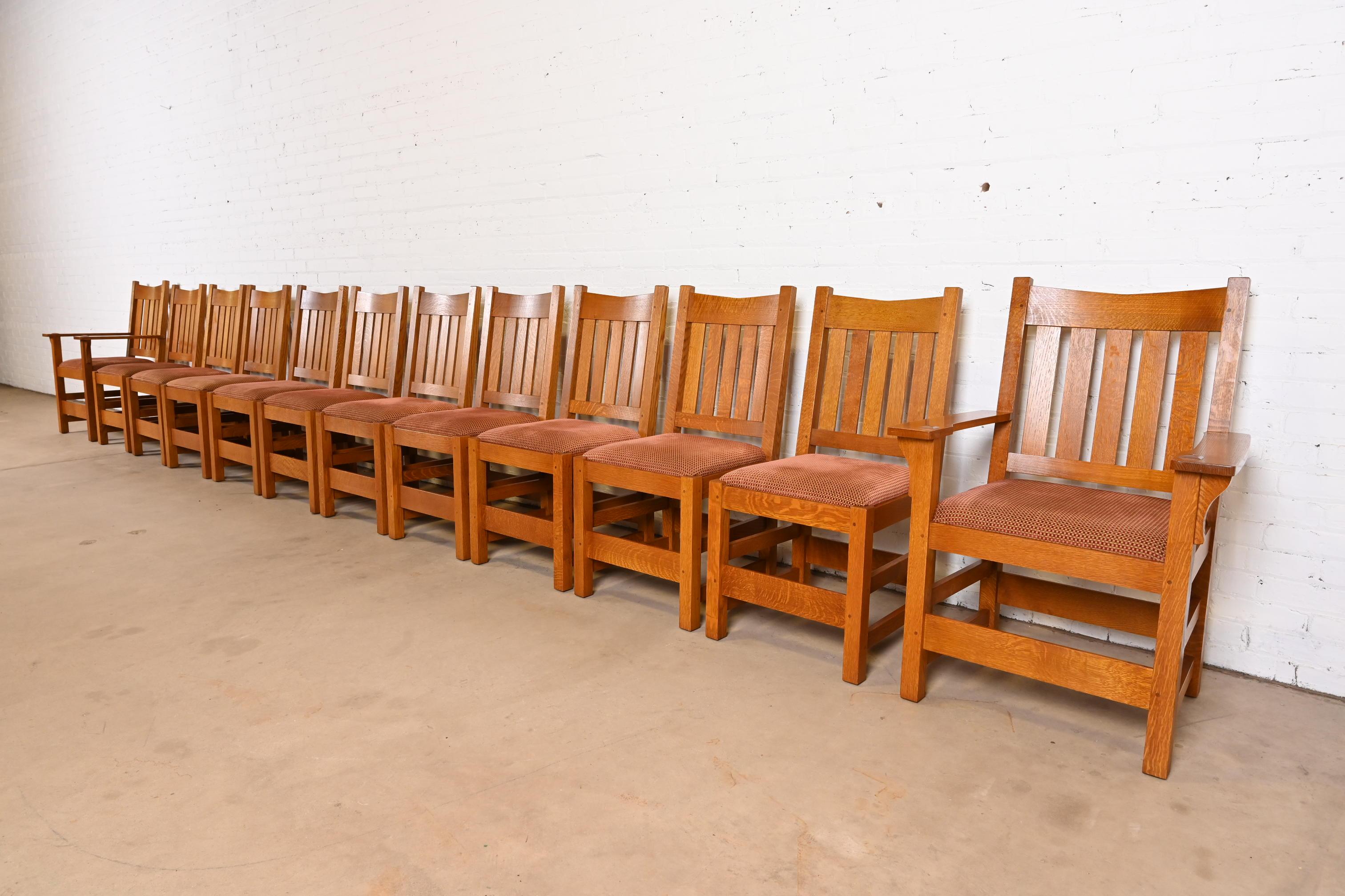 Un hermoso conjunto de doce sillas de comedor Mission o Arts & Crafts

Por L. y J.G. Stickley

EE.UU., circa principios del siglo XXI

De roble macizo aserrado en cuarto, con asientos tapizados.

Medidas: 
Sillas laterales: 18,75