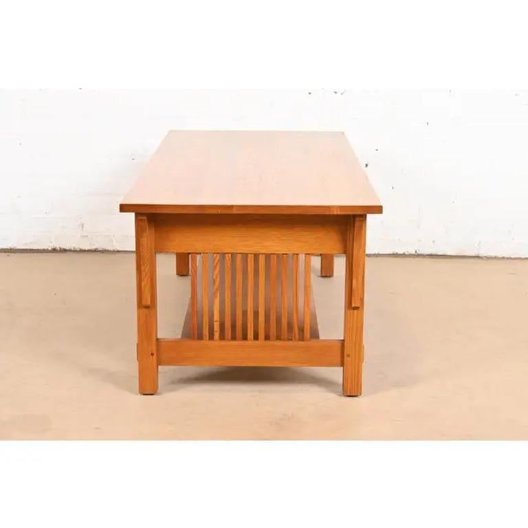 Table basse Arts & Crafts Stickley Mission en chêne à double face en vente 4