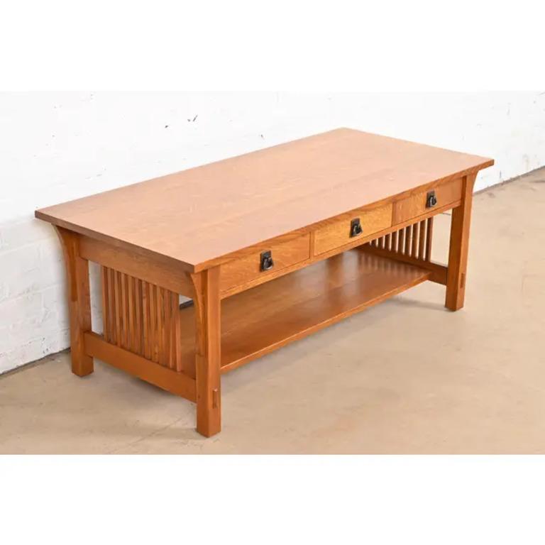 Exceptionnelle table basse à deux niveaux de style Mission ou Arts & Crafts avec des tiroirs à double face qui s'ouvrent de chaque côté de la table.

Par L. & J.G. Stickley

USA, Circa Late 20th Century

Chêne massif scié sur quartier, avec