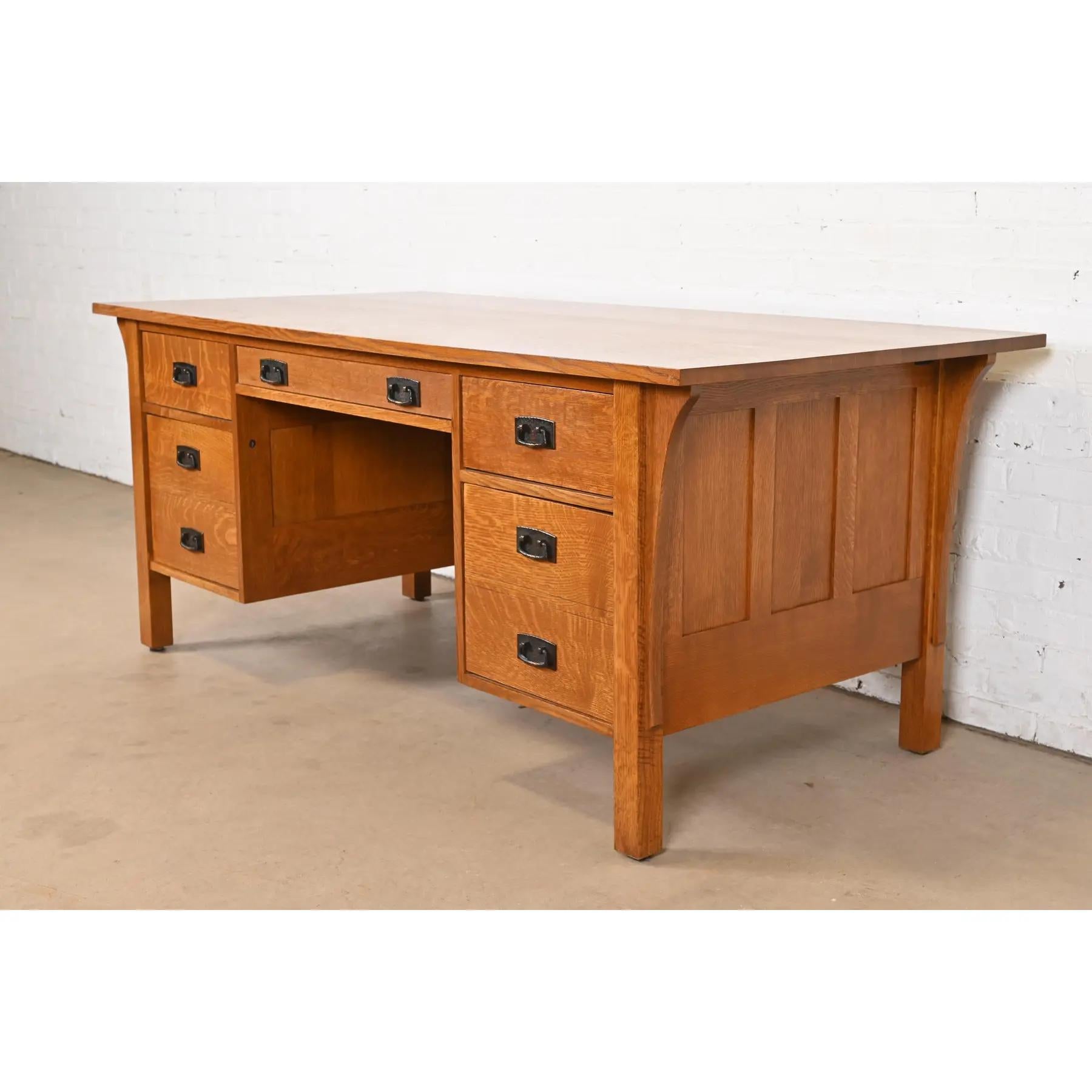 Ein außergewöhnlicher Schreibtisch im Stil der Mission oder des Arts & Crafts

Von L.G. & J.G. Stickley

USA, circa Ende des 20. Jahrhunderts

Massive, quartiersgesägte Eiche mit gehämmerten Kupferbeschlägen

Maße: 72 