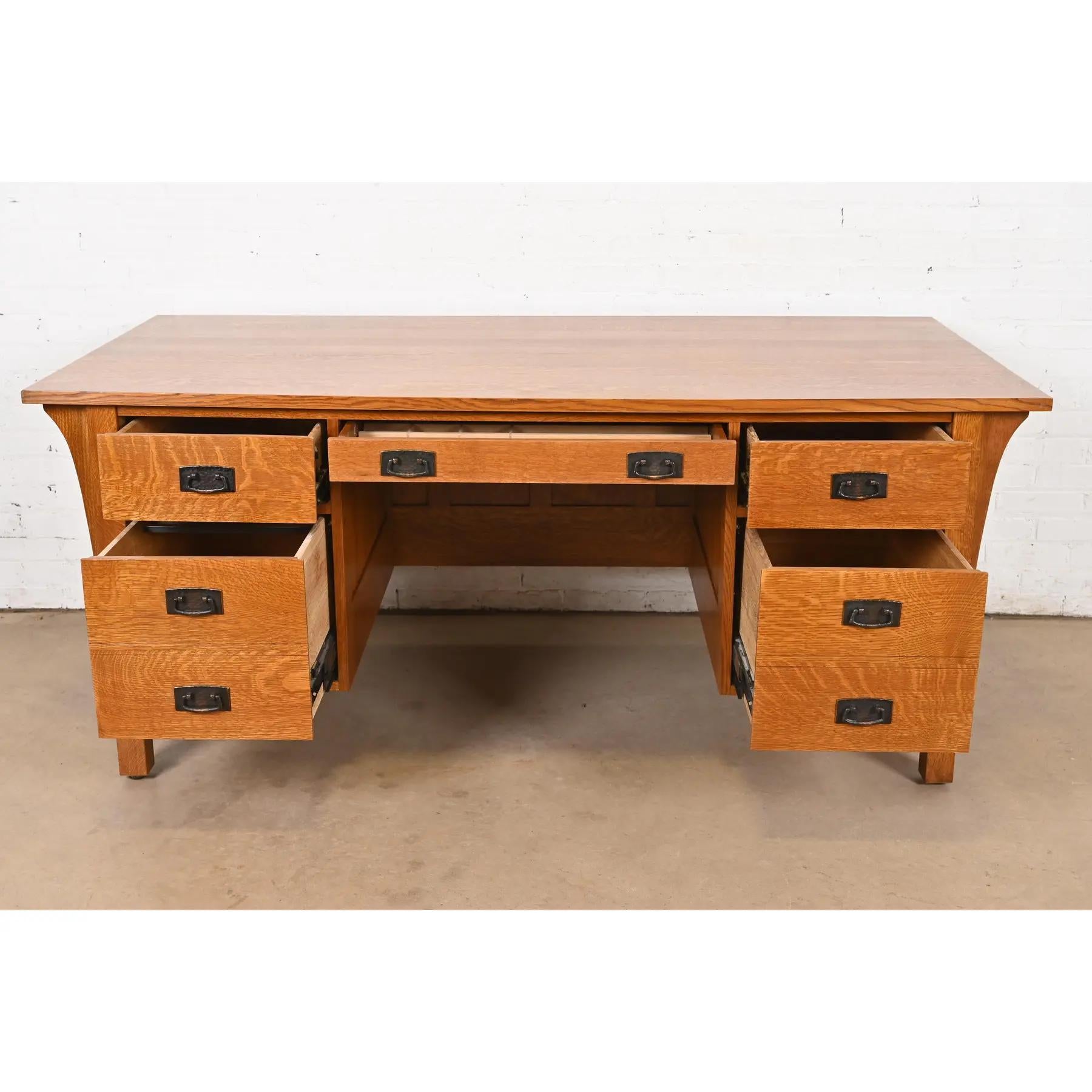Stickley Mission Oak Arts & Crafts Chefschreibtisch (20. Jahrhundert) im Angebot