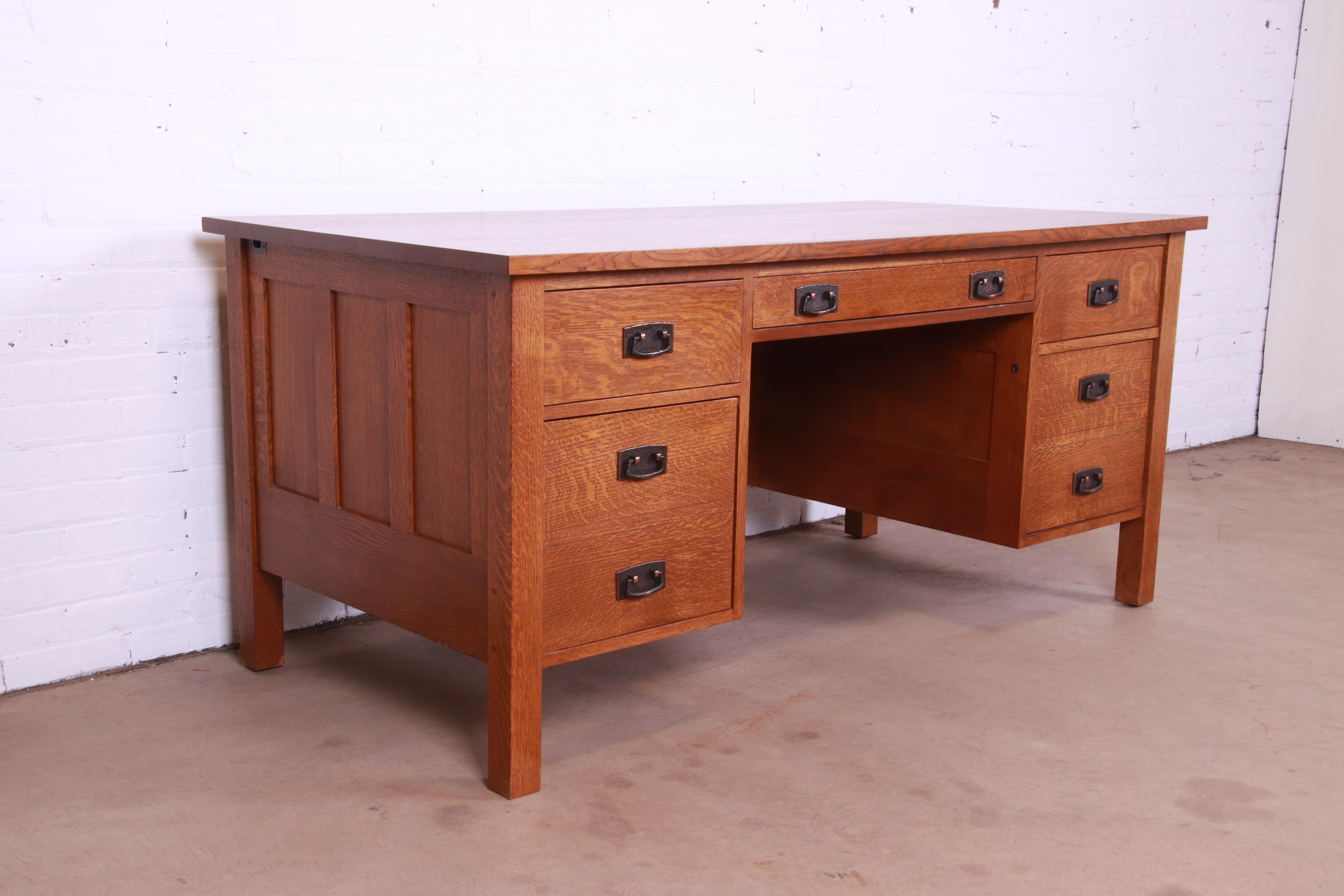 Stickley Mission Oak Arts & Crafts Executive Desk In Good Condition In South Bend, IN