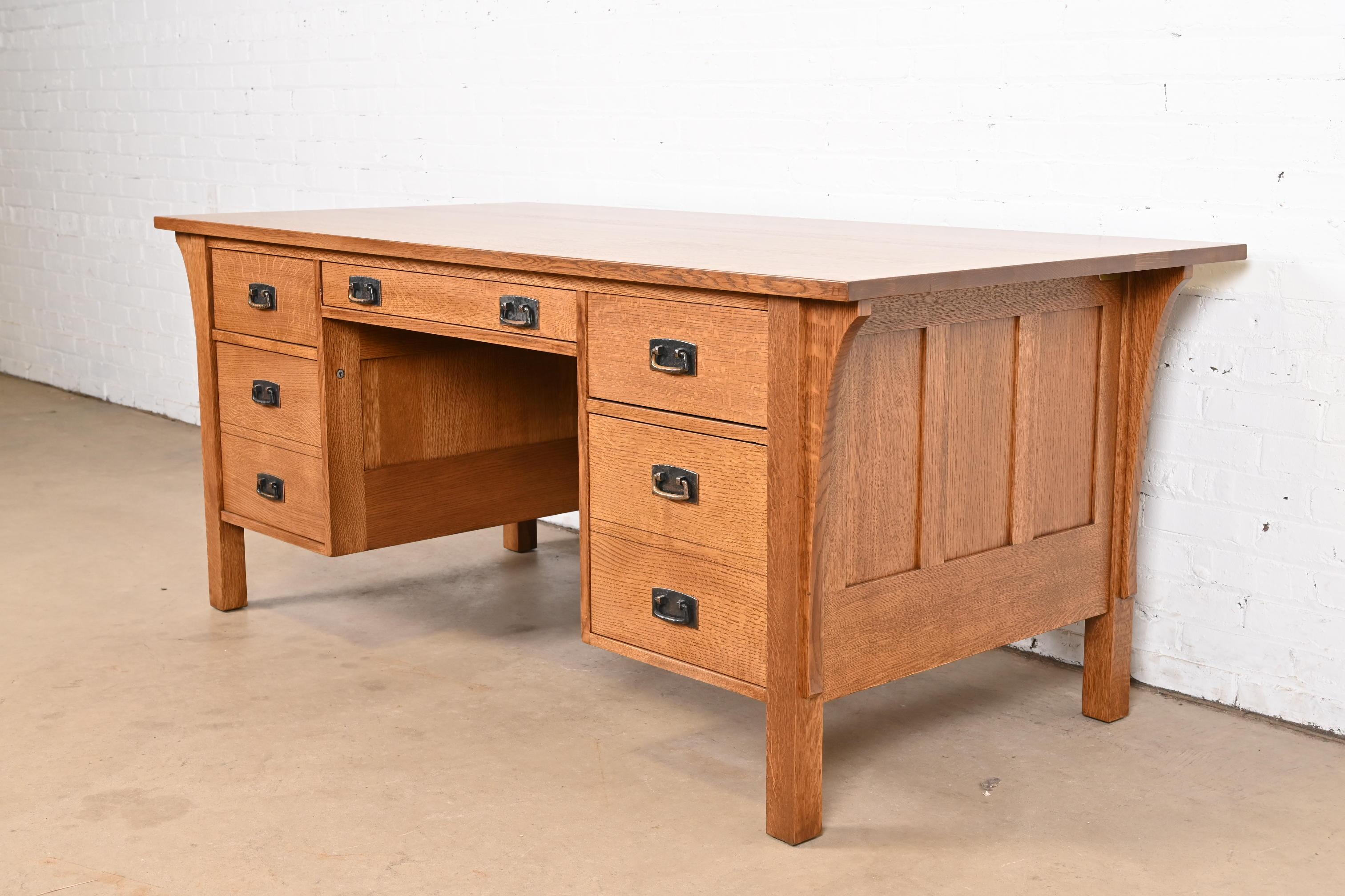 An exceptional Mission or Arts & Crafts style executive desk

By L. & J.G. Stickley

USA, Circa Late 20th Century

Solid quarter sawn oak, with hammered copper hardware

Measures: 72