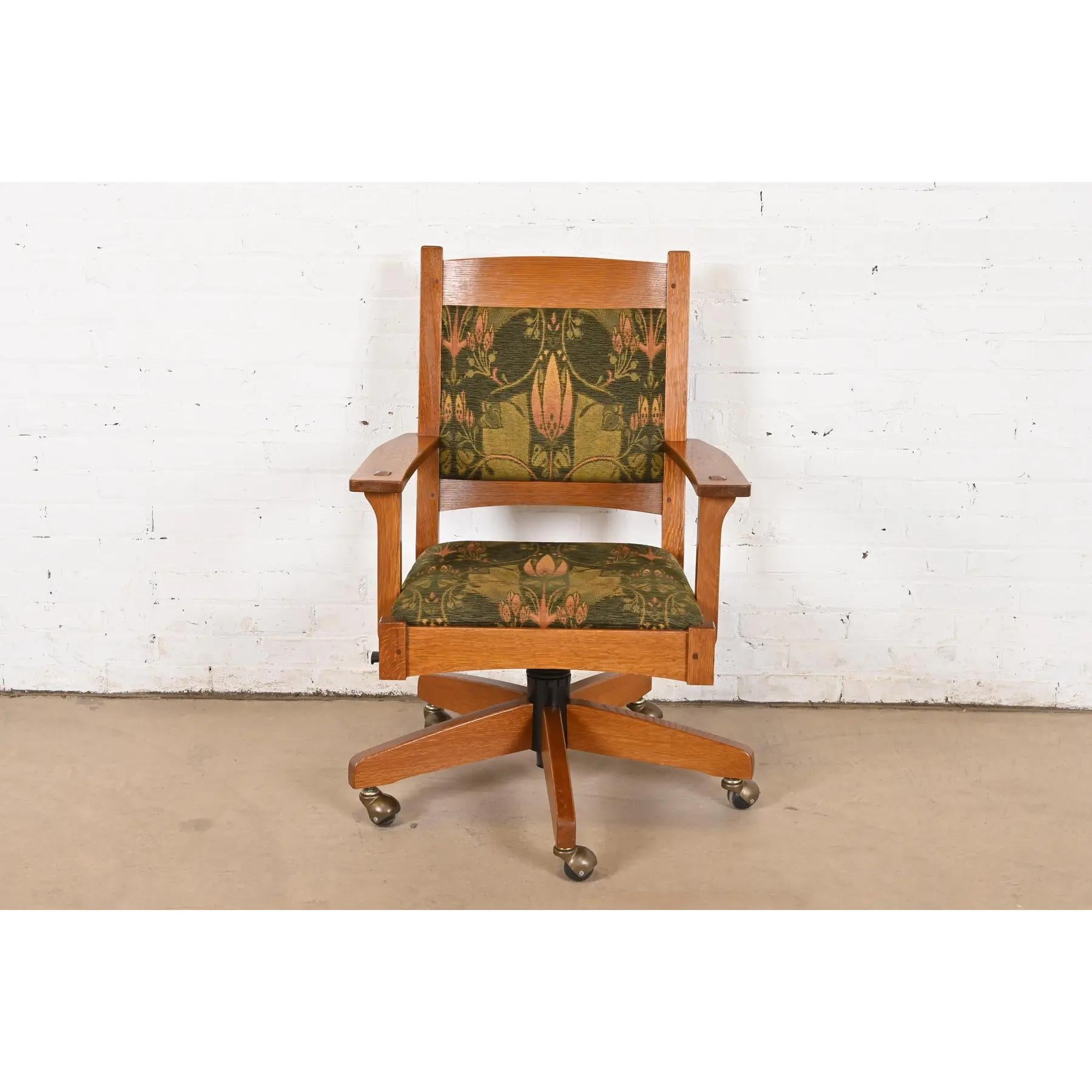 Ein außergewöhnlicher Mission- oder Arts & Crafts-Schreibtischdrehstuhl

Von L.G. & J.G. Stickley

USA, 2014

Massives Gestell aus Eichenholz und Eisen, gepolstert im William-Morris-Stil.

Maße: 24,5